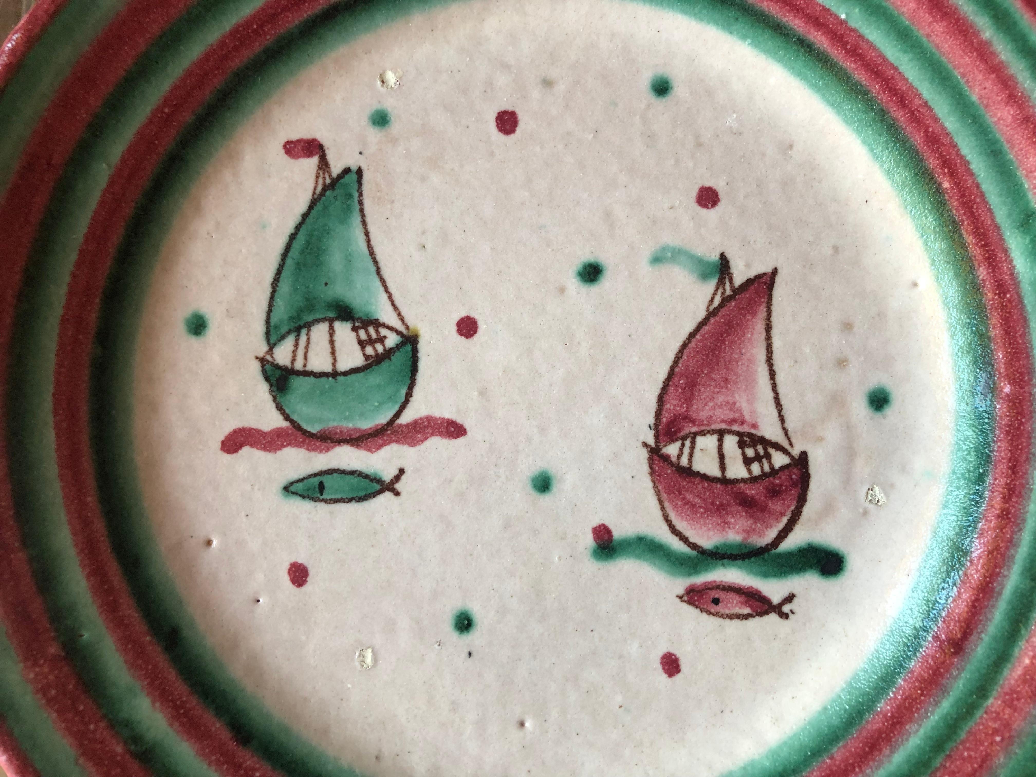 Italienischer handbemalter Tafelaufsatz aus Steingut mit Segelbootszene aus der Mitte des Jahrhunderts (Moderne der Mitte des Jahrhunderts) im Angebot