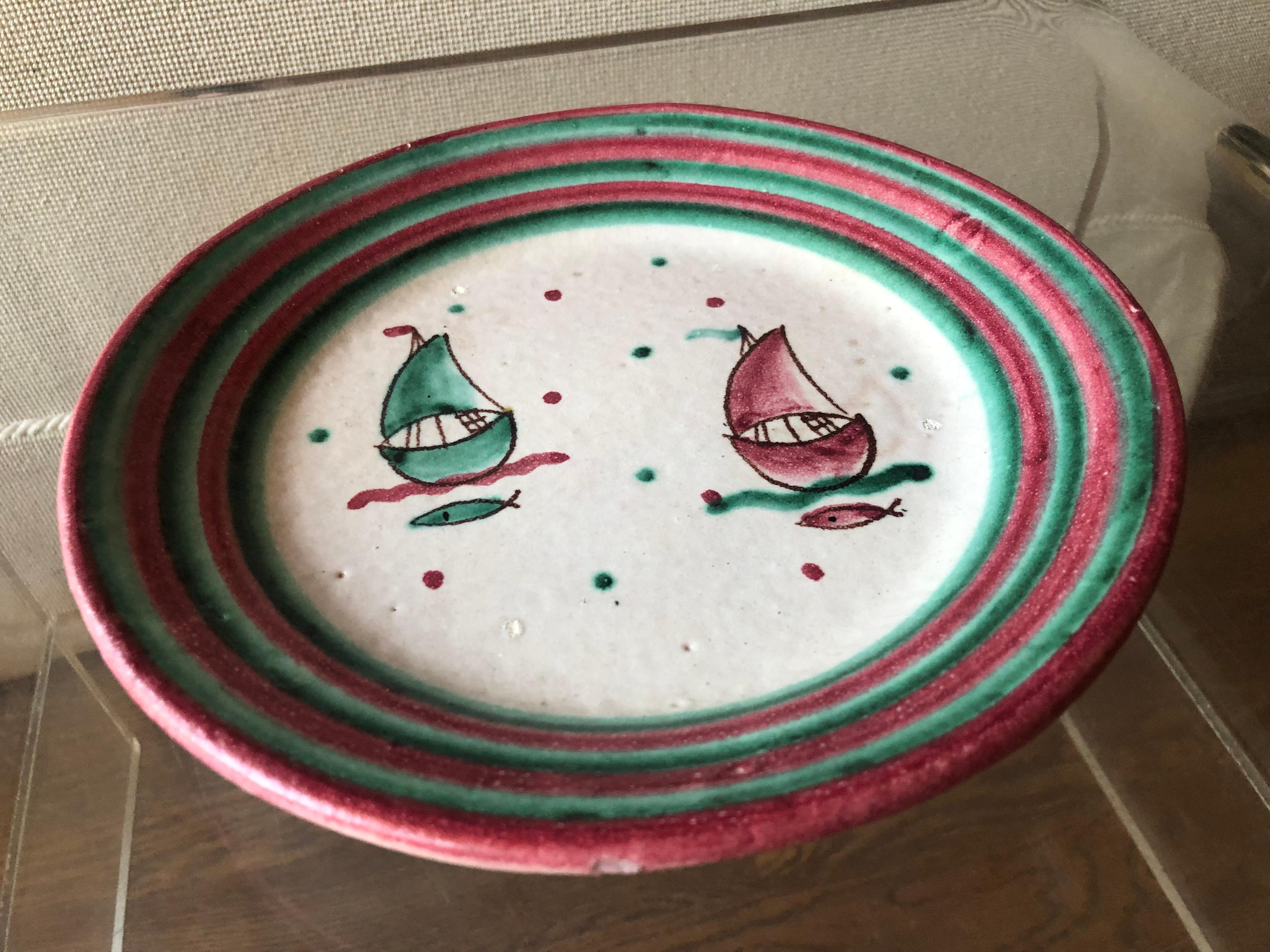 Plato de Centro de Gres Italiano de Mediados de Siglo Pintado a Mano con Escena de Velero siglo XX en venta