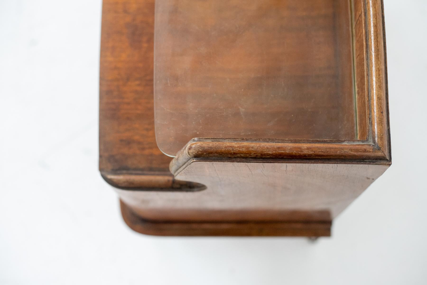 Beautiful pair of bedside tables in fine Italian-made wood dating from the 1950s.
The nightstands are made of a beautiful dark fine wood and have a very classic, typically mid-century shape and style.
There are four stiff flared legs for support,