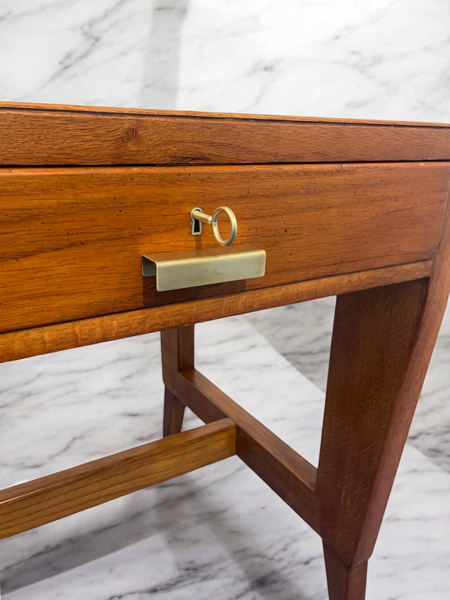 Italian Mid Century Oak Table Desk designed by Gio' Ponti in 1950s for BNL In Good Condition In Traversetolo, IT