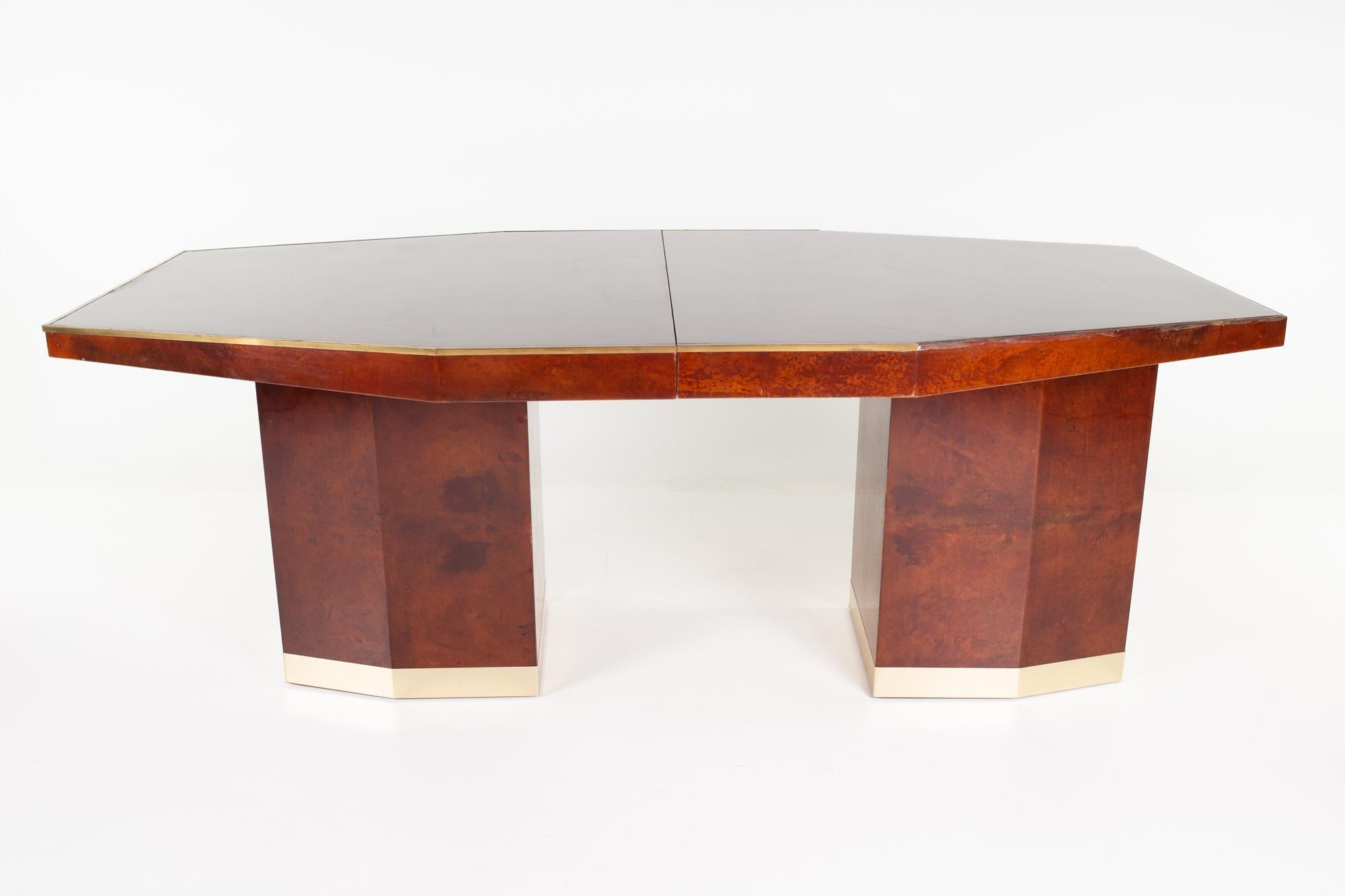 Table de salle à manger octogonale italienne du milieu du siècle en bois de loupe et laiton.

Cette table mesure : 78.75 de largeur x 43.5 de profondeur x 30 pouces de hauteur

Tous les meubles peuvent être achetés dans ce que nous appelons un
