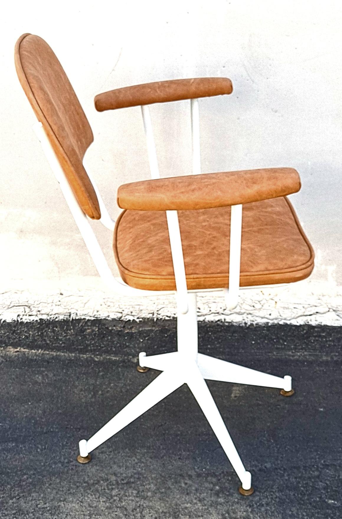 Chaise de bureau pivotante italienne des années 1960, base en métal avec la nouvelle  revêtement en cuir . 
