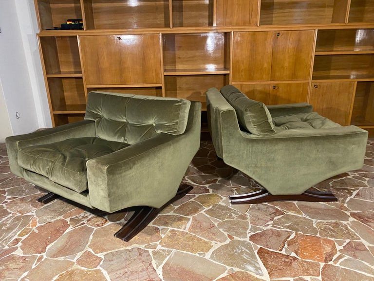Rare and beautiful pair of armchairs in olive green velvet designed by Italian sculptor Franz Sartori for Flexform, Milan, Italy, 1965. Sartori is best known for his organic sculptures, but he also designed furniture that reflected his sculptural