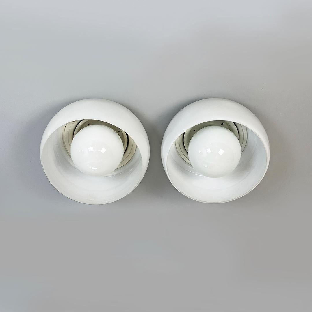 Plafonniers Omega en verre opalin et métal blanc de Vico Magistretti pour Artemide, 1962
Plafonniers Omega en verre opale, avec diffuseur circulaire à l'extérieur et sphère centrale à l'intérieur, également en verre. Structure en métal blanc pour