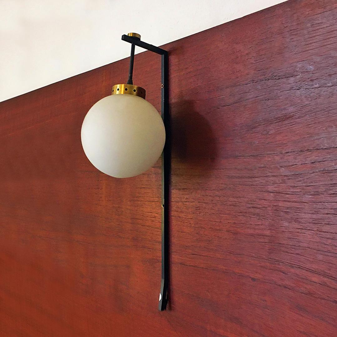 Mid-Century moderno Applique in vetro opalino di metà secolo con struttura in metallo nero, 1950 in vendita