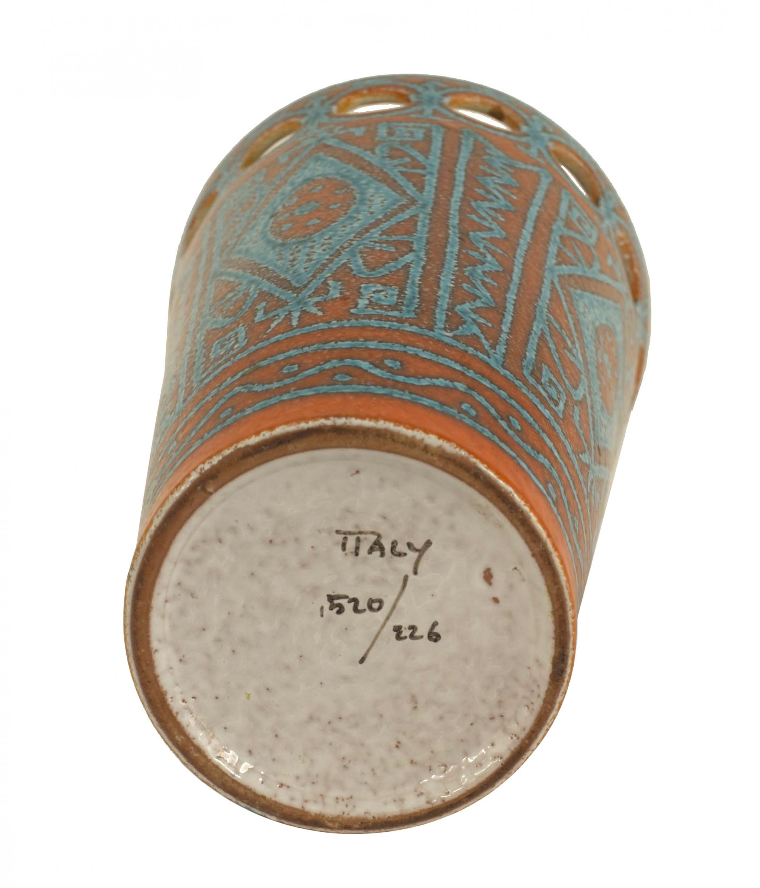 Jarrón italiano de los años 60 de porcelana de forma cónica naranja y turquesa con motivos geométricos y un diseño de círculos abiertos (firmado: ITALIA 520/226)