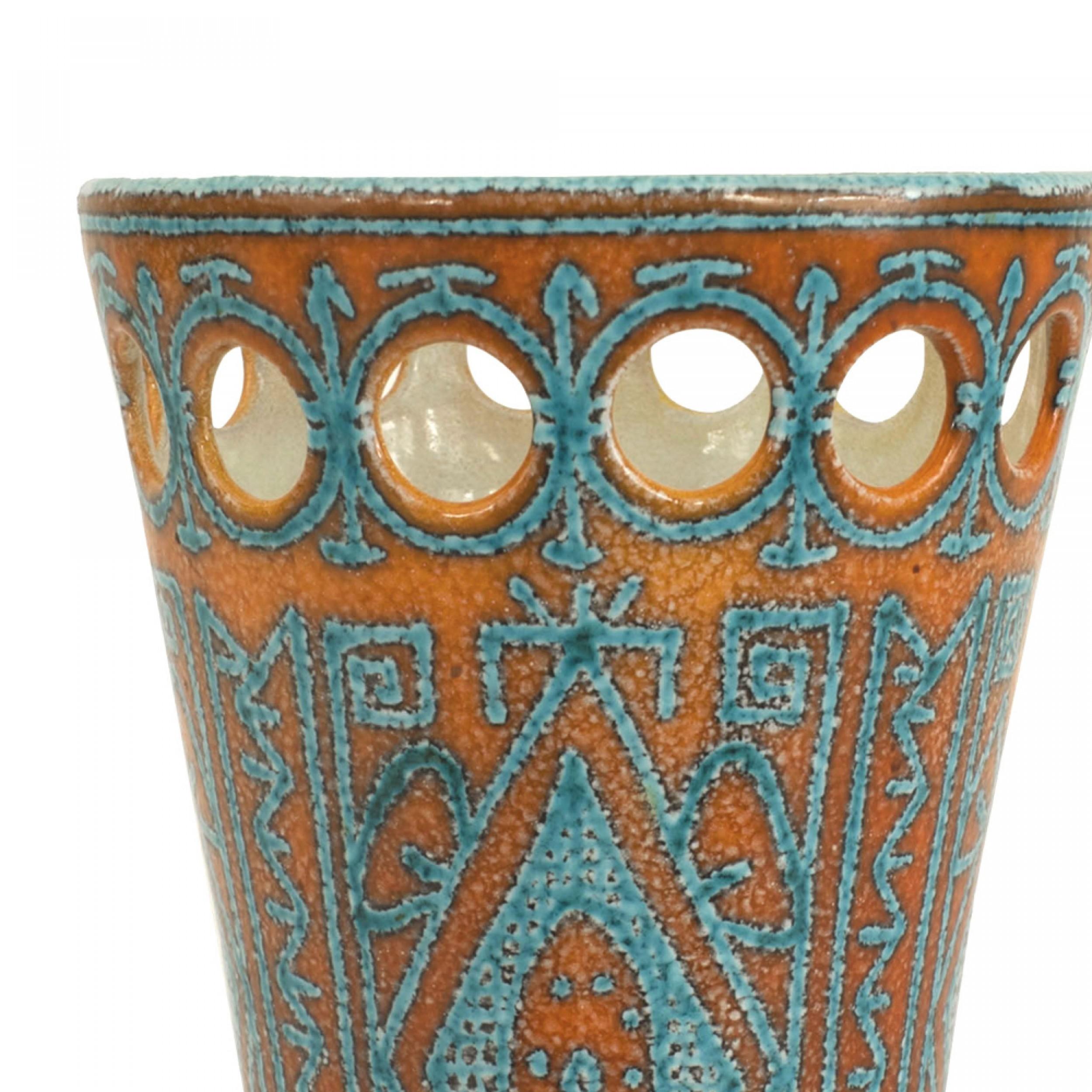 Jarrón italiano de porcelana naranja y turquesa de mediados de siglo Hecho a mano en venta