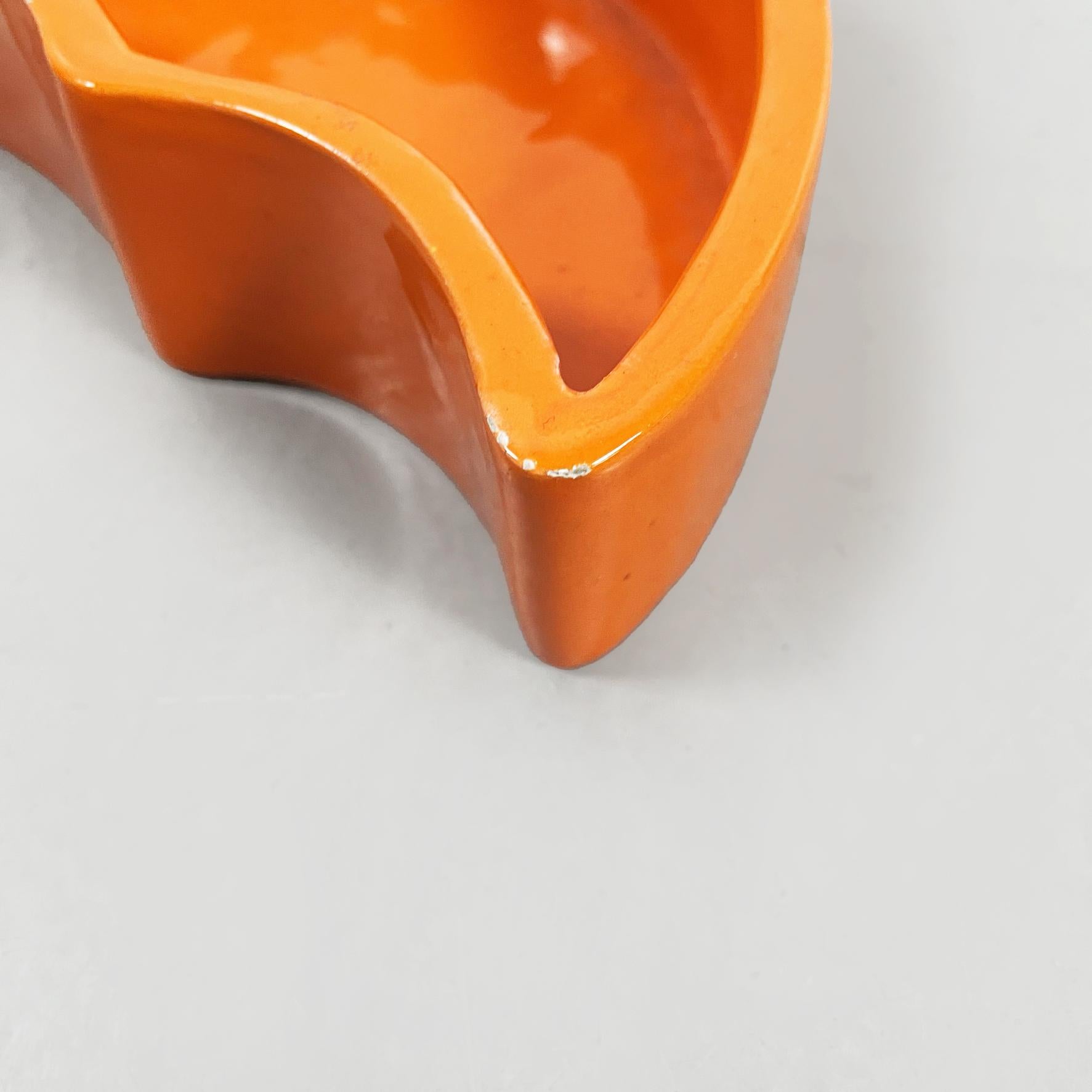 Italienische zylindrische Halbmond-Vasen aus der Mitte des Jahrhunderts, 1970er Jahre, orangefarbene Keramik im Angebot 1
