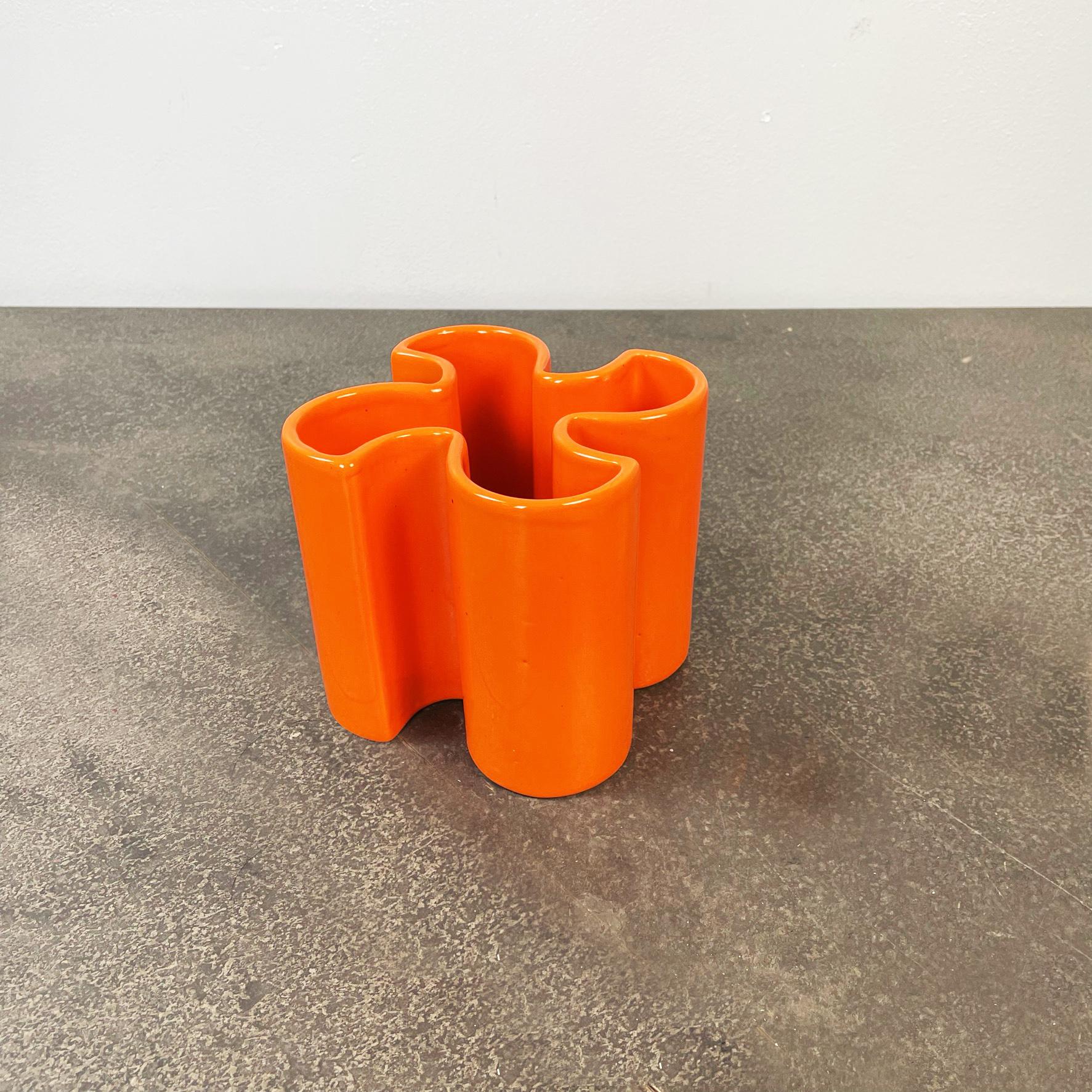 Orangefarbene italienische Keramikvase aus der Mitte des Jahrhunderts von Bettonica für Gabbianelli, 1970er Jahre
Vase in Form einer Spirale aus orangefarbener Keramik.
Produziert von Gabbianelli in den 1970er Jahren und entworfen von Franco