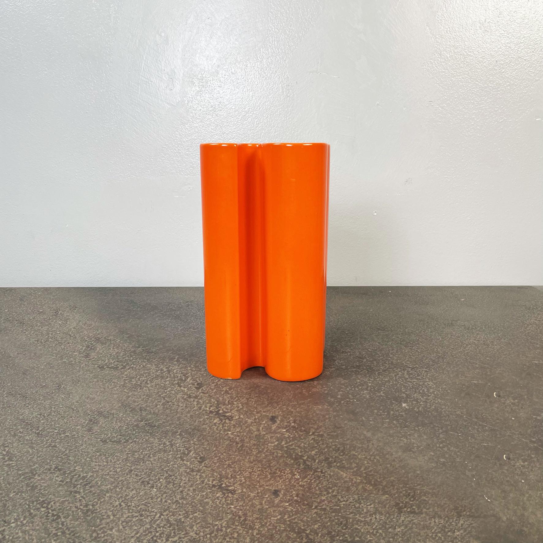 Vase en céramique orange italien du milieu du siècle dernier par Bettonica pour Gabbianelli, 1970
Vase en forme d'hélice en céramique orange.
Produit par Gabbianelli en Italie dans les années 1970 et dessiné par Franco Bettonica, designer italien de