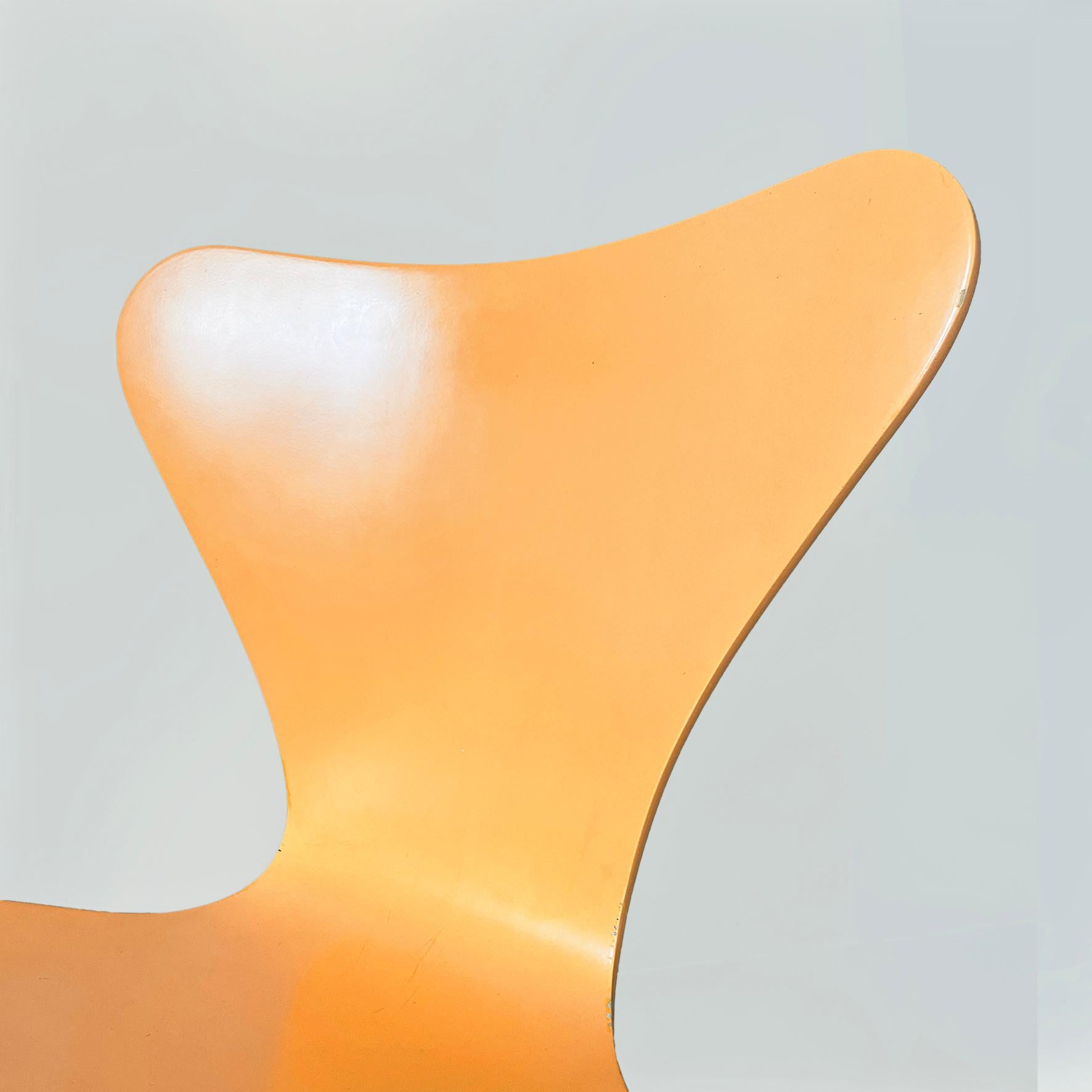 Italian mid-century orange wood Serie 7 chairs by Jacobsen, Fritz Hansen, 1999 For Sale 4