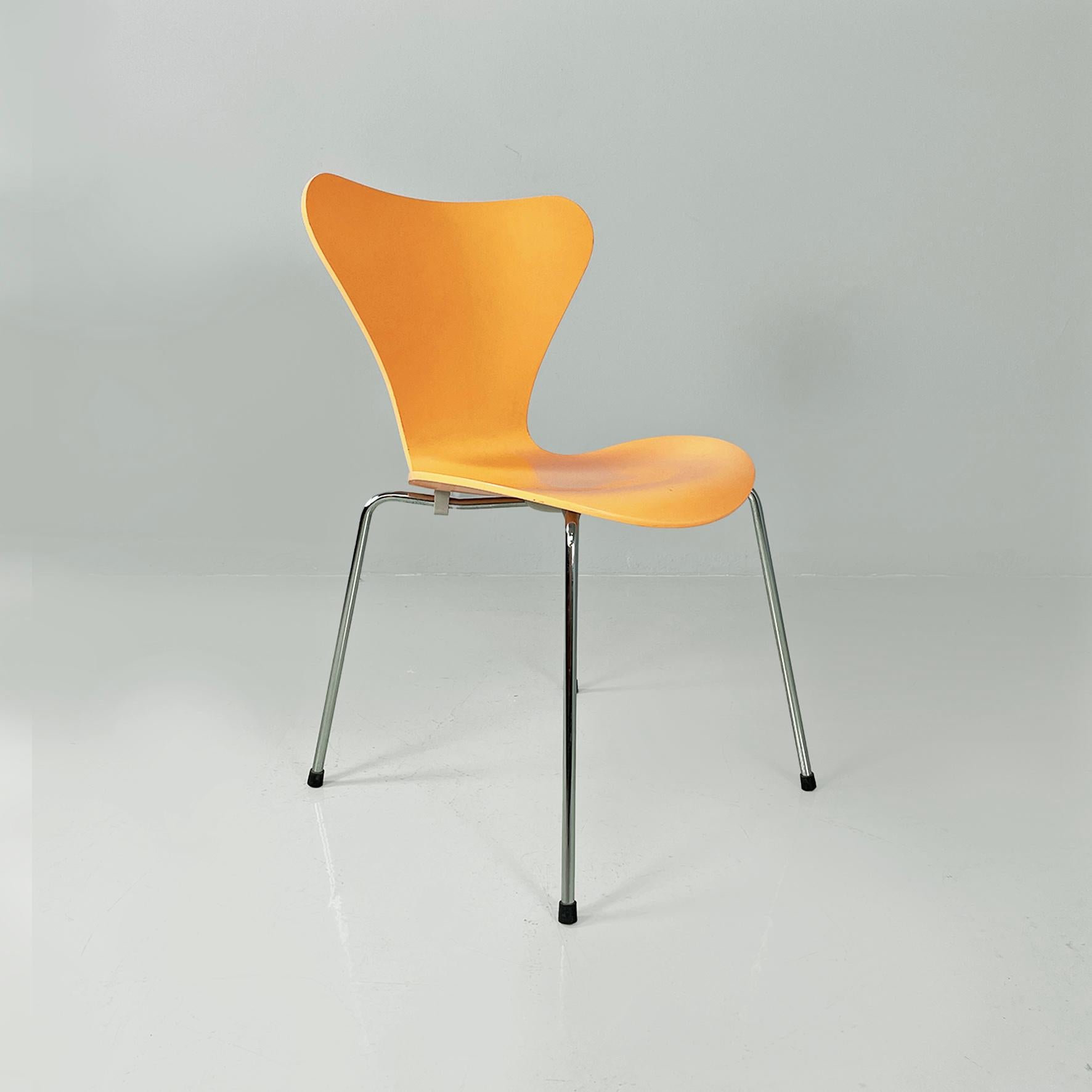 Italian mid-century modern orange wood Serie 7 chairs by Arne Jacobsen for Fritz Hansen, 1999.
Set consisting of six Series 7 chairs, of Danish origin, in apricot orange painted wood with steel legs and black rubber feet.
Produced by Fritz Hansen in