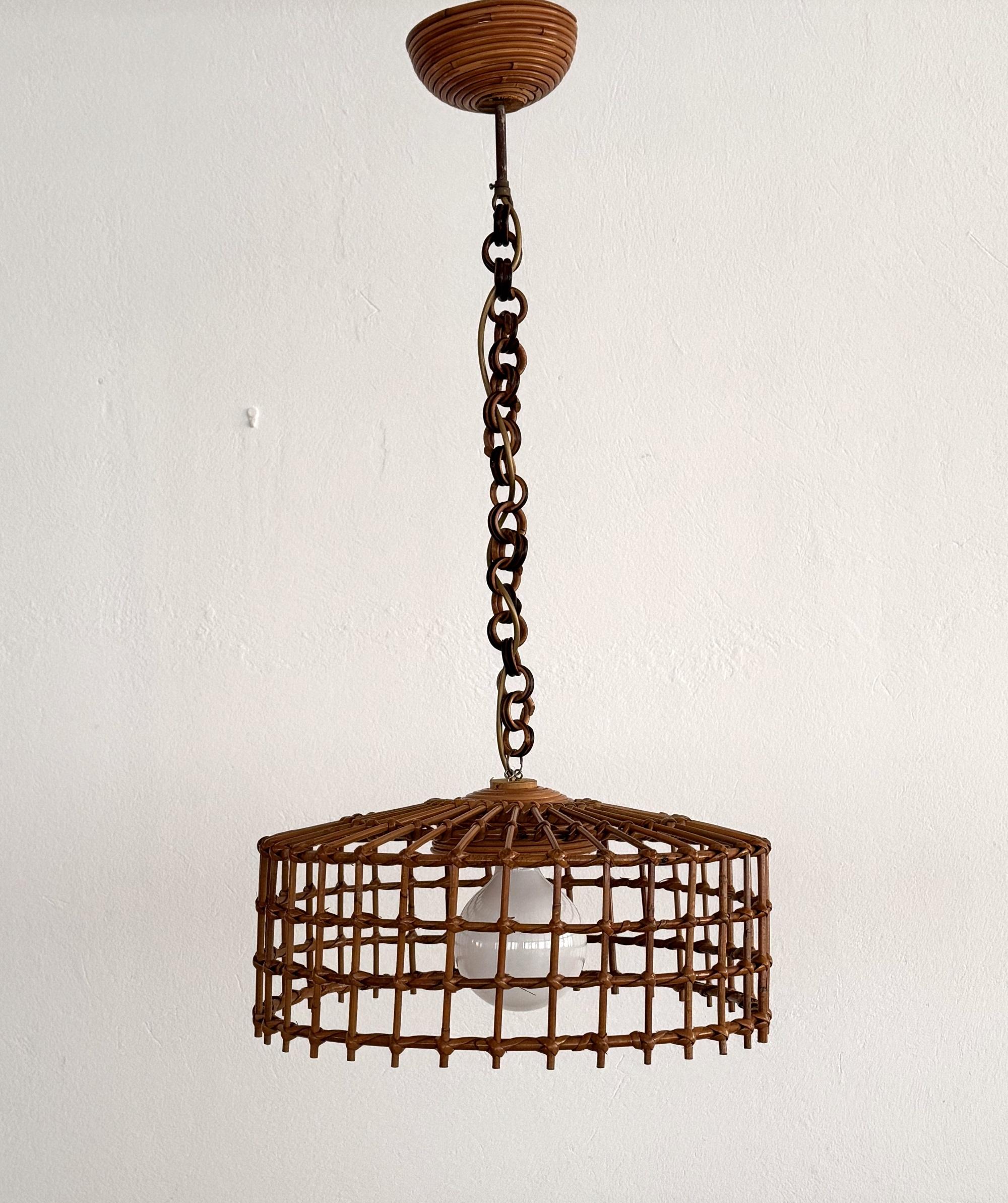 Lámpara colgante boho orgánica italiana de mediados de siglo en bambú y mimbre, ca. 1970

Preciosa lámpara colgante de tejido orgánico de bambú y mimbre, típico estilo boho de la Italia de mediados de siglo.
Esta lámpara colgante artesanal también