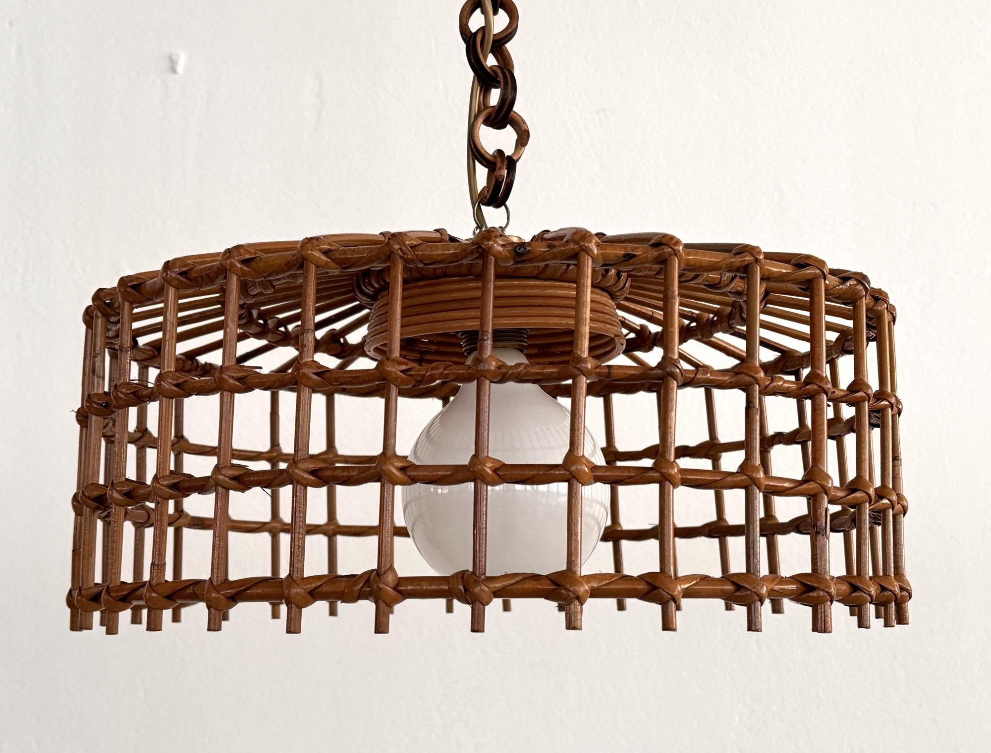 Lámpara colgante boho orgánica italiana de mediados de siglo en bambú y mimbre, ca. 1970 finales del siglo XX en venta