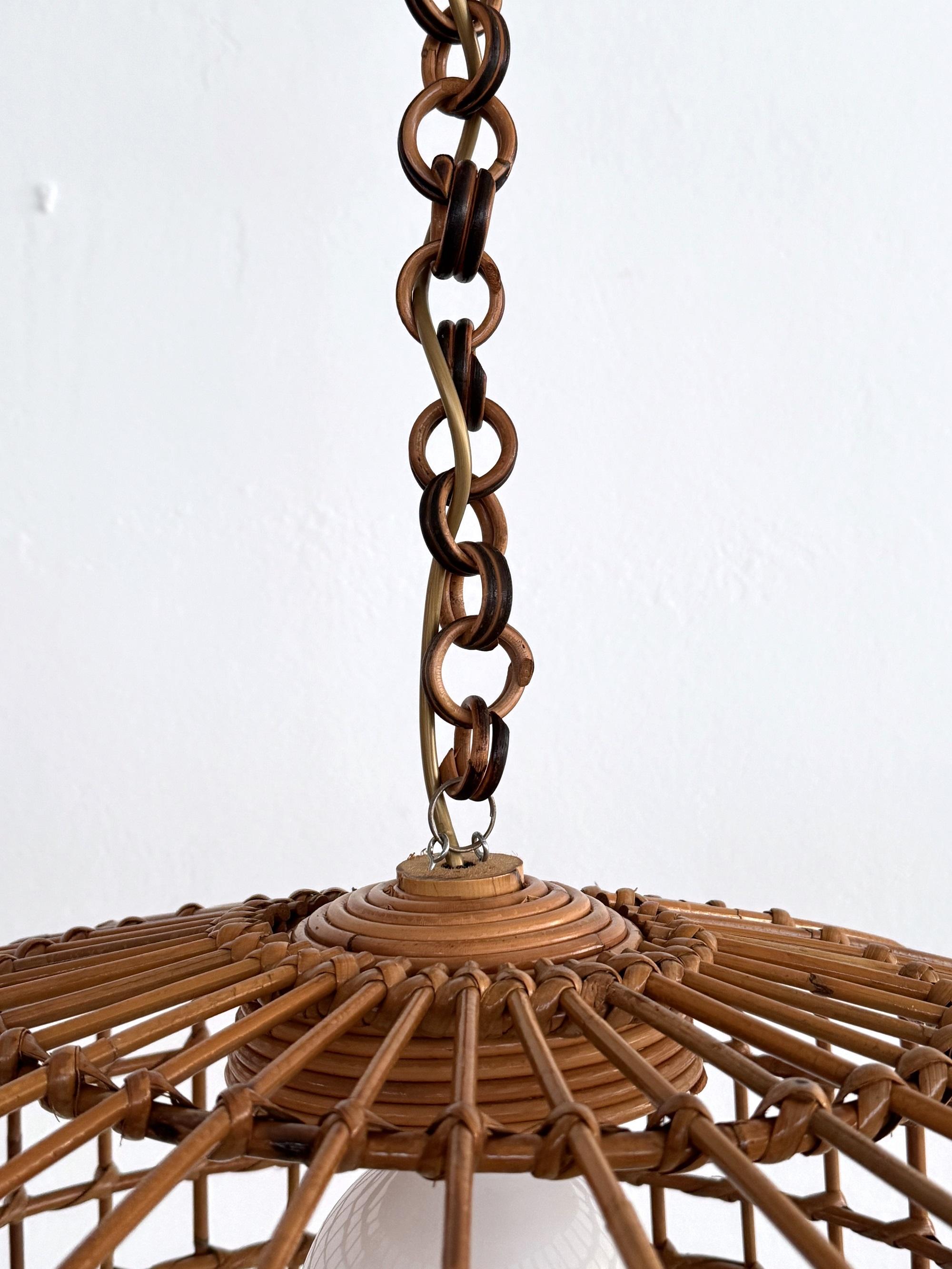 Lámpara colgante boho orgánica italiana de mediados de siglo en bambú y mimbre, ca. 1970 en venta 1