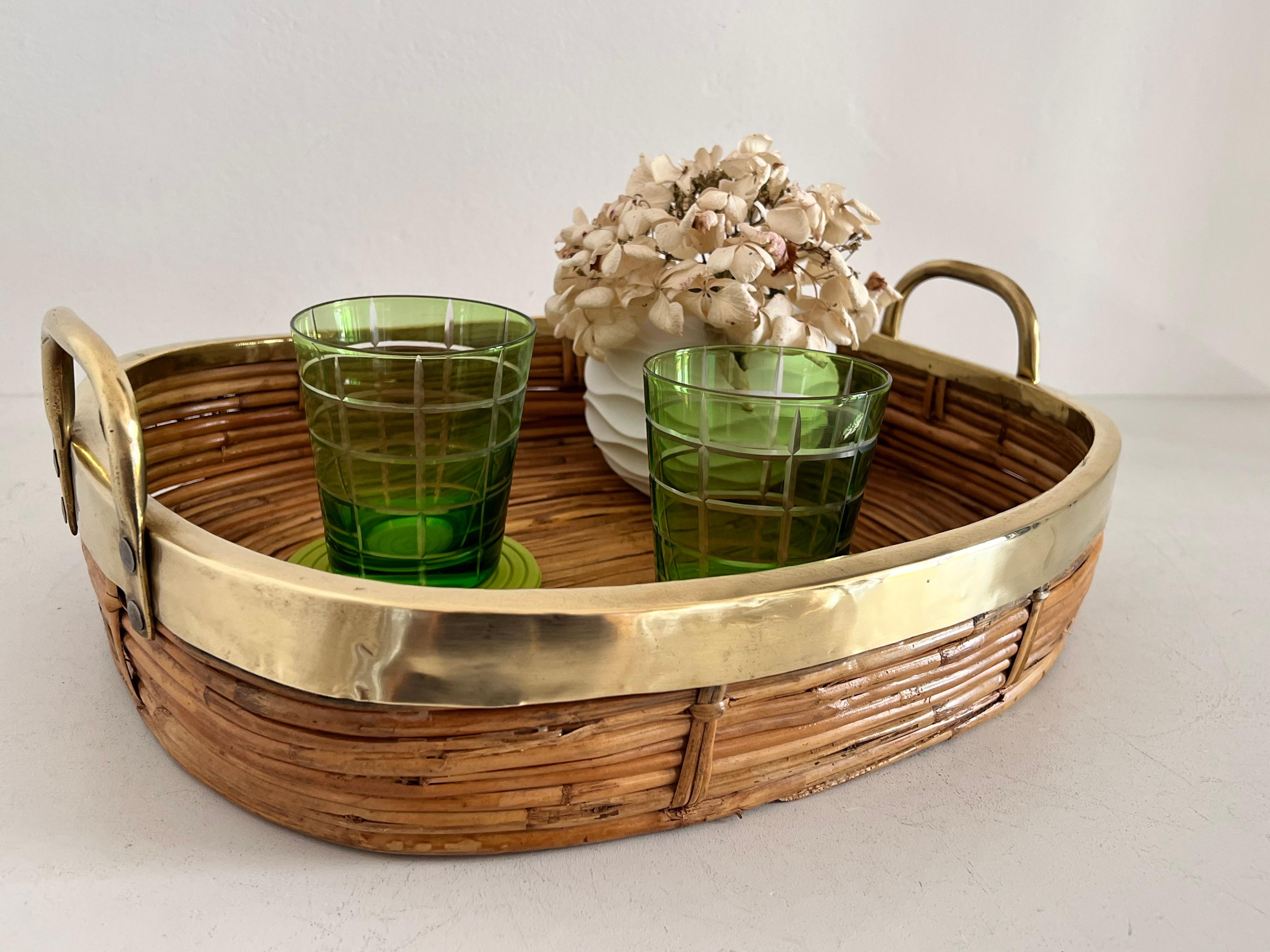 Beautiful vintage serving tray made of rattan - bamboo and thick frame and handles of shiny brass with patina.
Made in Italy in the 1970s, during the period of Hollywood Regency, very much in the style of Gabriella Crespi.
This kind of furniture