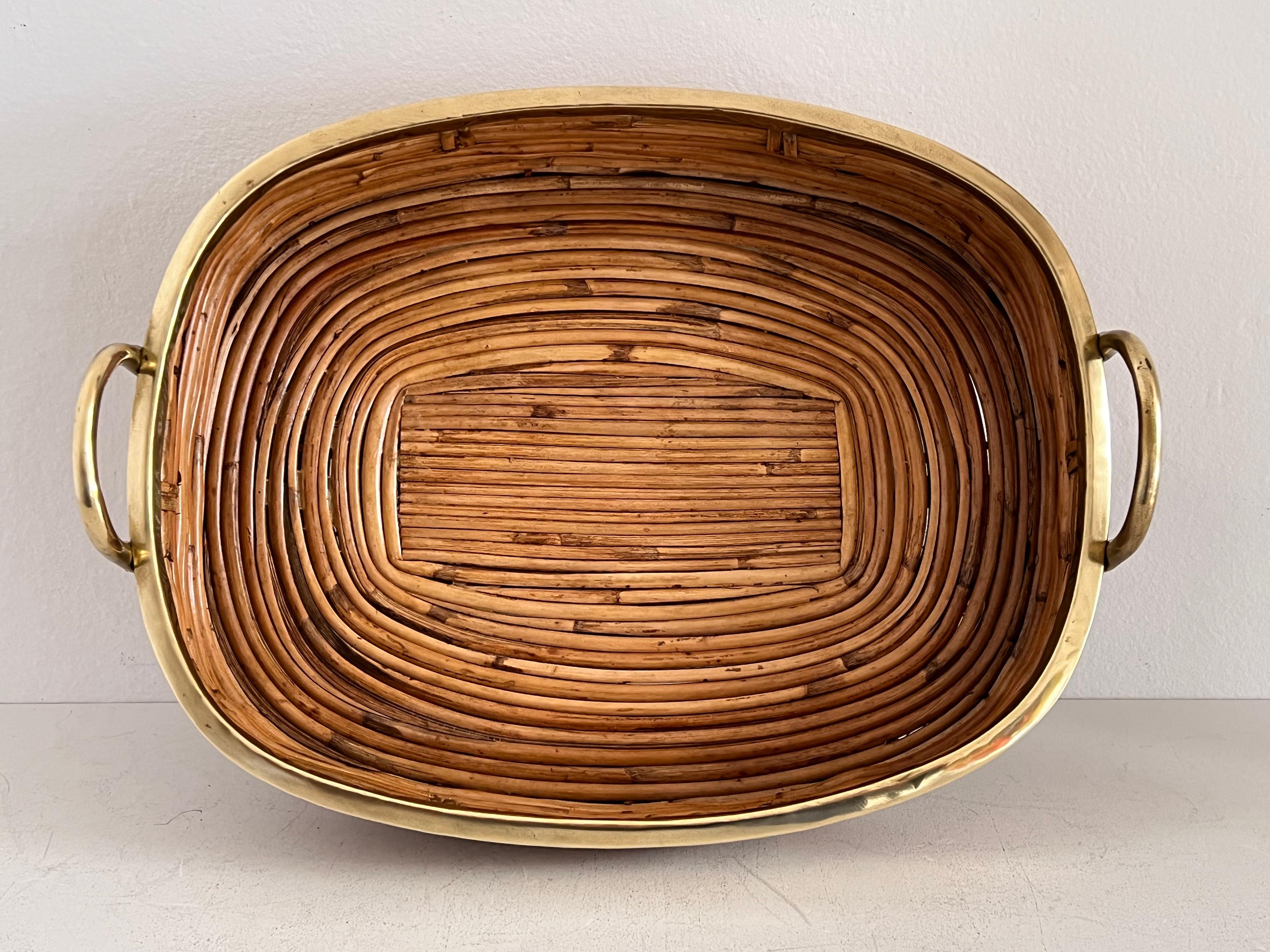 Italian Mid-Century Organic Serving Tray in Natural Rattan and Brass, 1970s In Good Condition In Morazzone, Varese