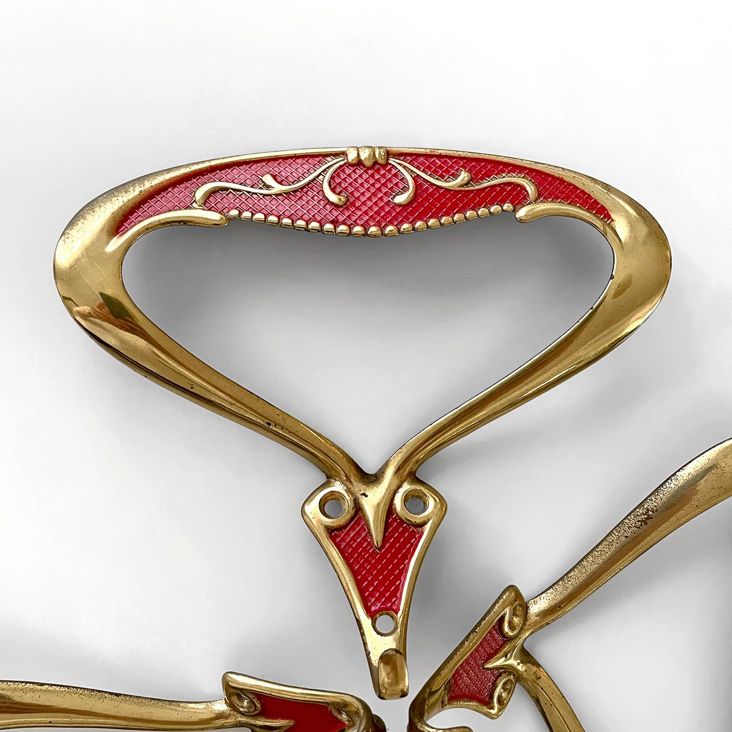 Ganci da parete rossi Oro Rossa del Mid Century italiano - 3 disponibili In condizioni buone in vendita a Los Angeles, CA