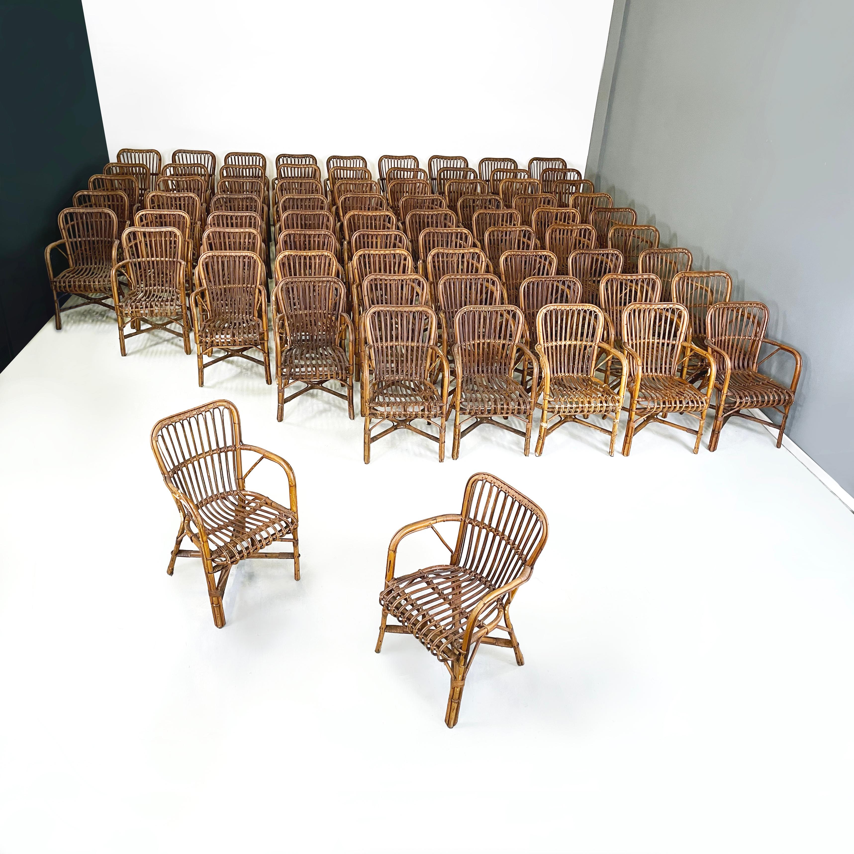 Fauteuils d'extérieur italiens du milieu du siècle en bambou et rotin, années 1960
Ensemble de 59 fauteuils avec accoudoirs incurvés en bambou finement tressé de différentes teintes. Les jambes sont reliées au milieu par une structure en forme de X.