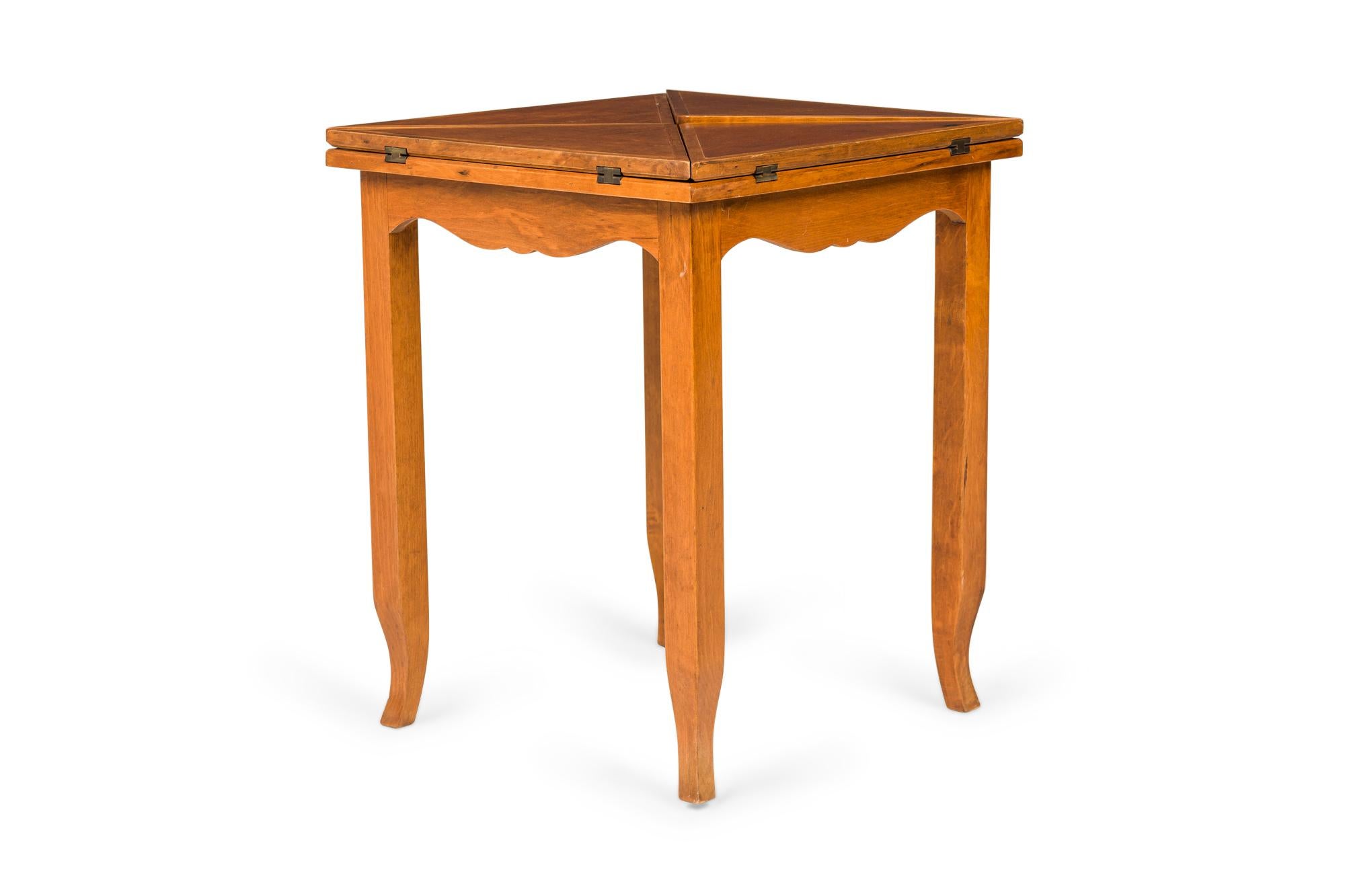 Italian Mid-Century Oyster Burl Flip Top Game Table In Good Condition For Sale In New York, NY