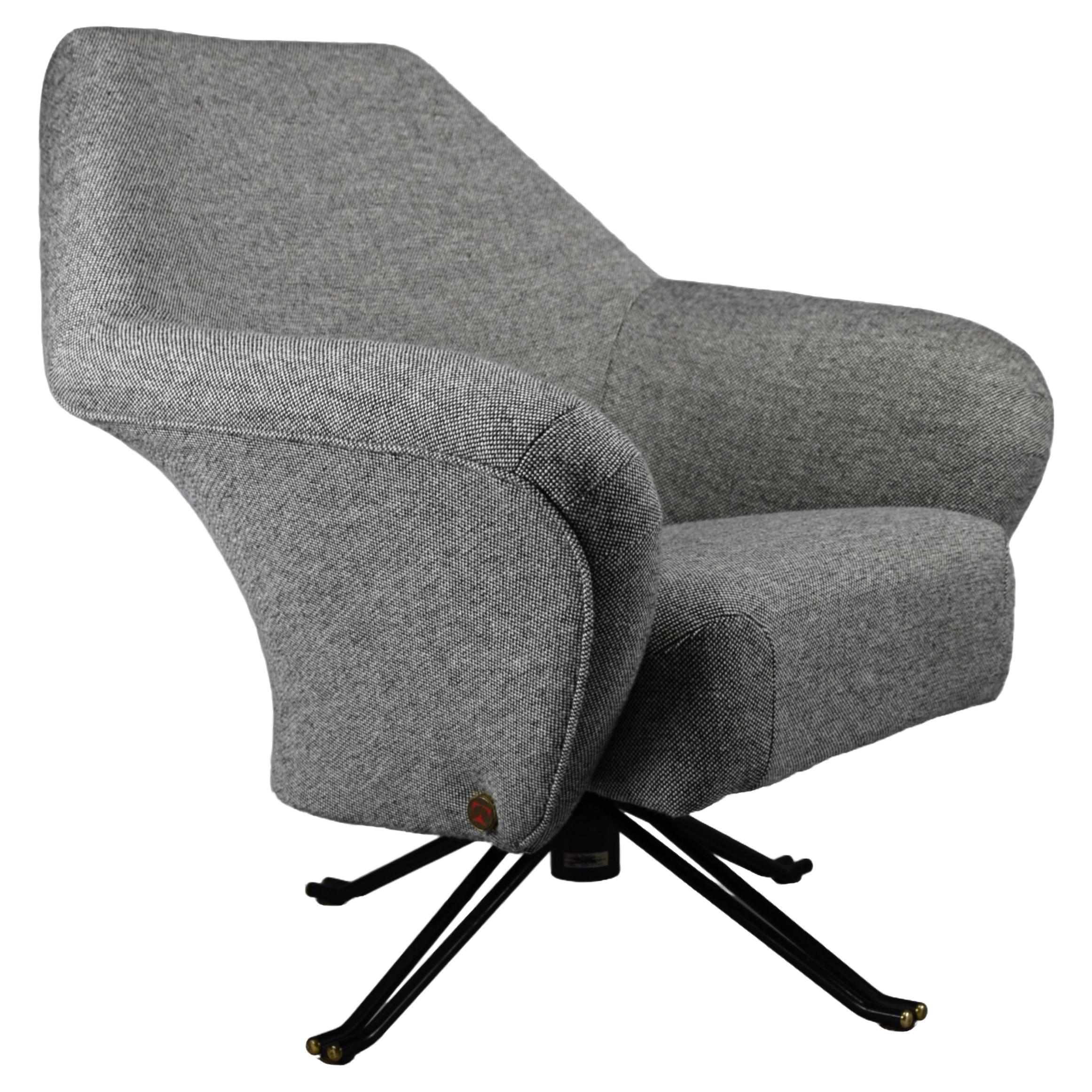 Italian Mid Century P32 Lounge Chair by Osvaldo Borsani for Tecno For Sale