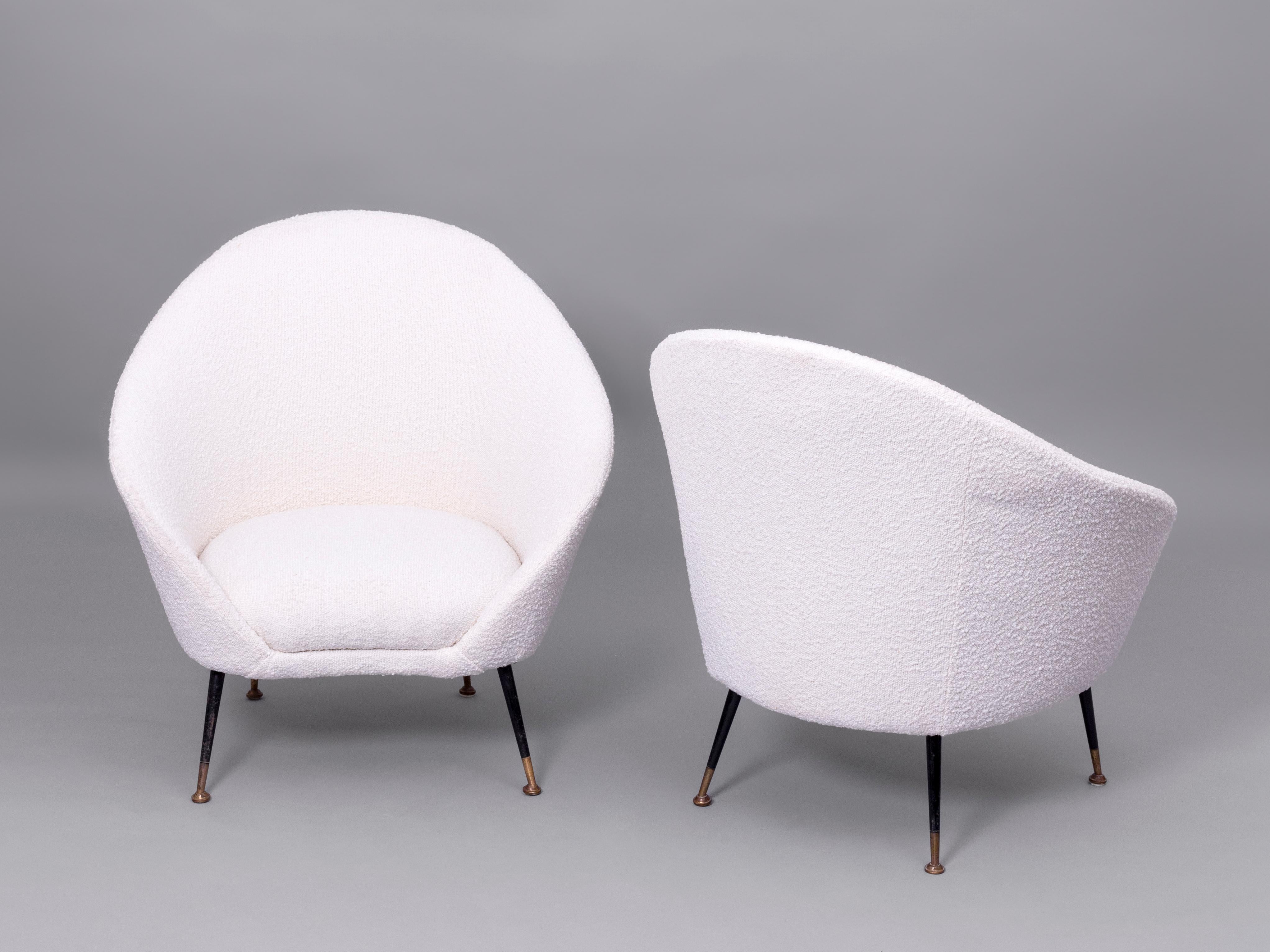 Italian Mid-century pair of Armchairs in bouclé by Federico Munari  In Good Condition For Sale In Madrid, ES