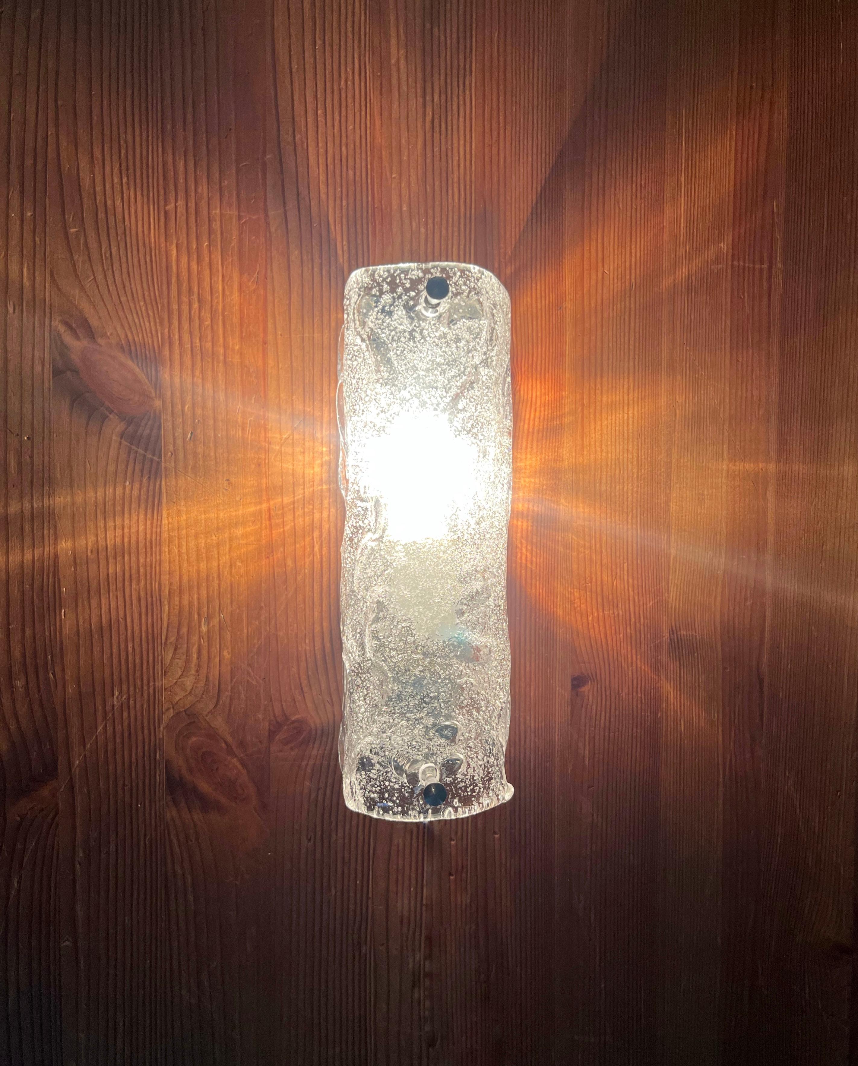 Italian Mid-Century Pair of Clear Ice-Glass Murano Wall Sconces, 1970s For Sale 1