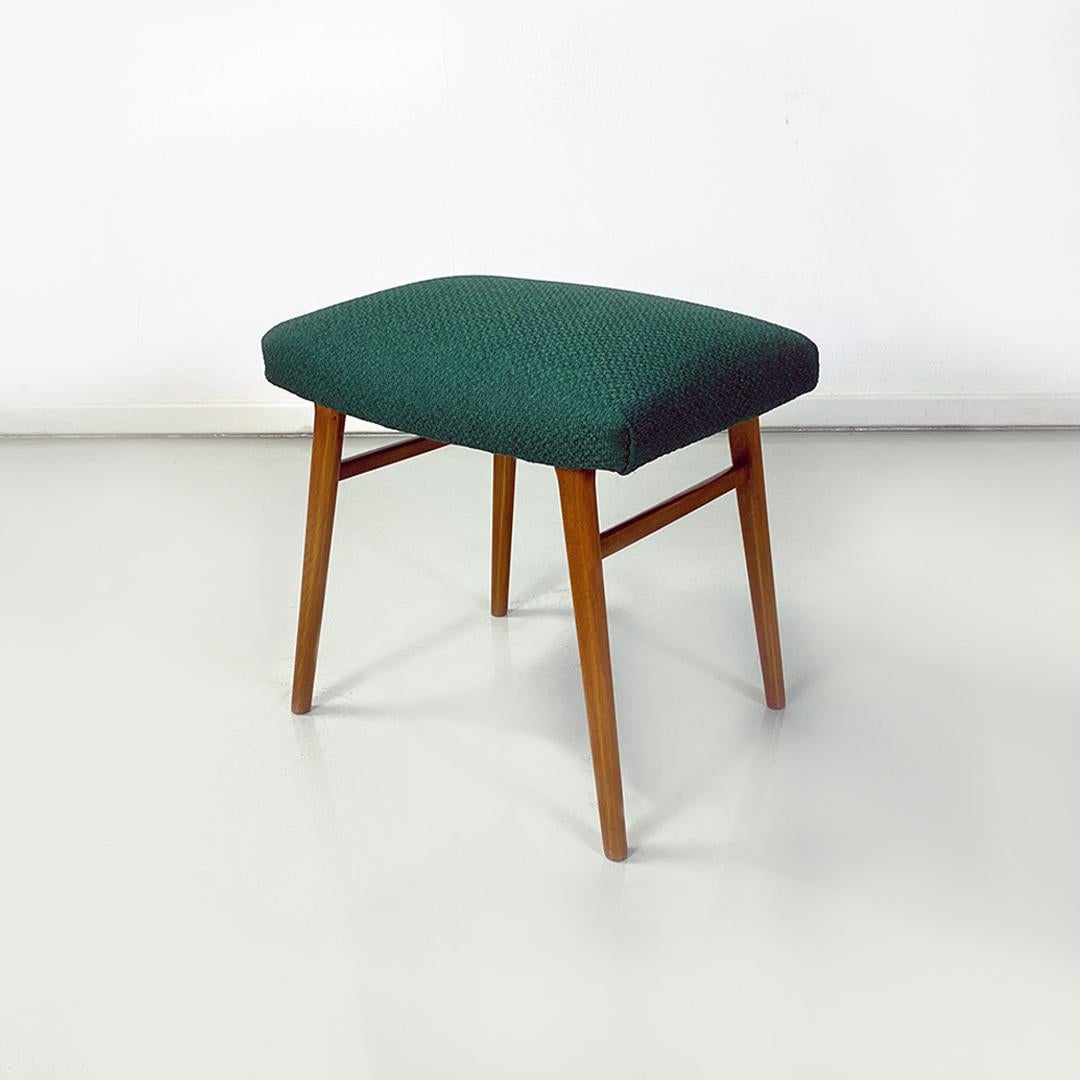 Mid-Century Modern Paire de poufs ou tabourets italiens du milieu du siècle dernier en tissu vert et pieds en bois, années 1960 en vente