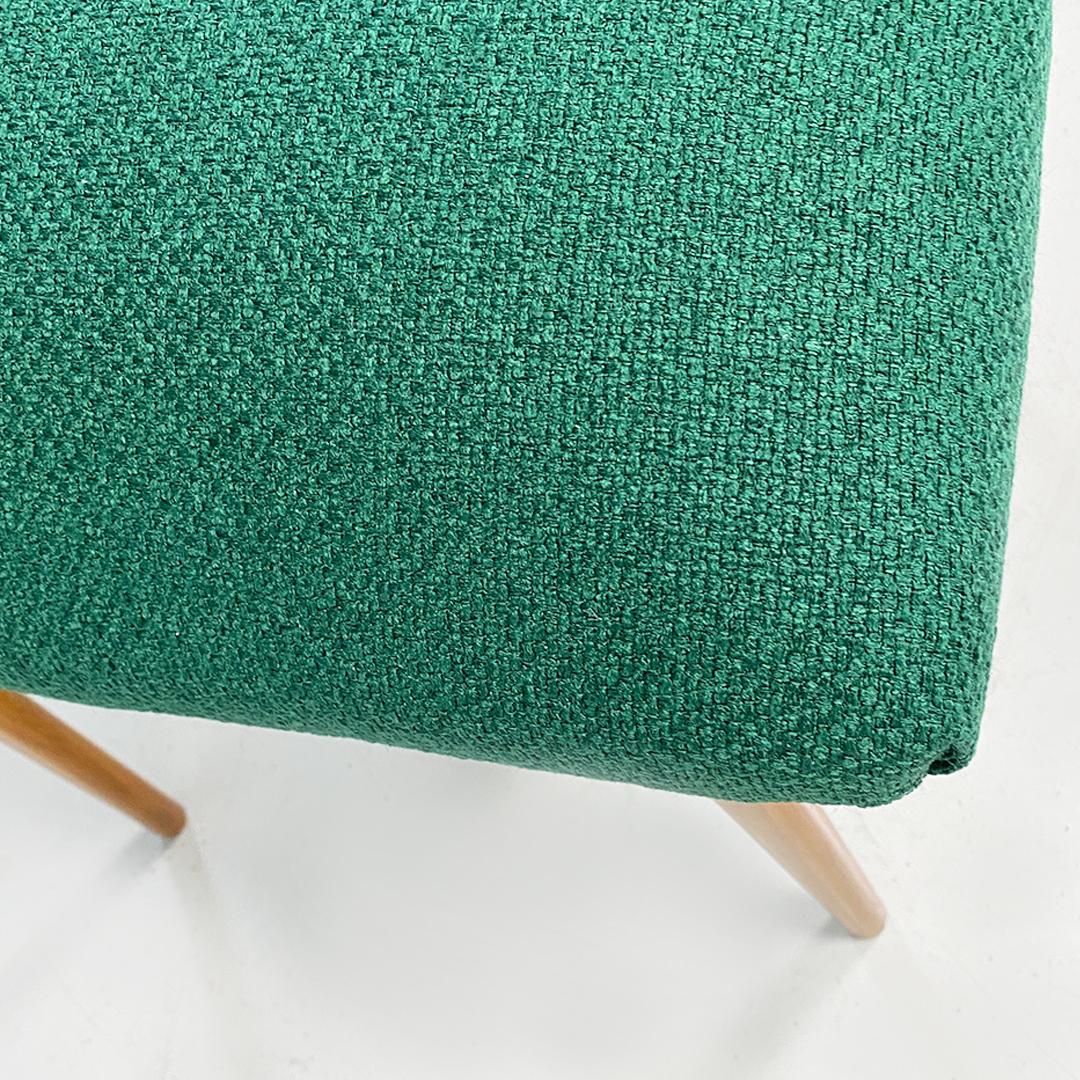 Tissu Paire de poufs ou tabourets italiens du milieu du siècle dernier en tissu vert et pieds en bois, années 1960 en vente