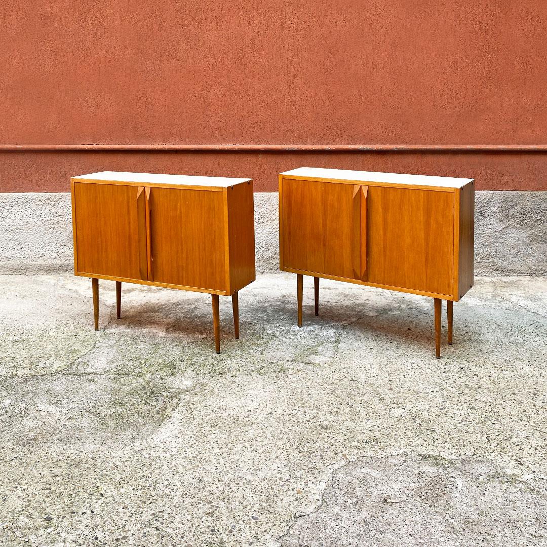 Italian mid-century pair of small blond teak and laminate sideboards, 1960s
Pair of small sideboards in blond teak with hinged doors, matte white laminate top and leg and shaped handle.
1960s
Perfect condition, fully restored.
Measurements in cm