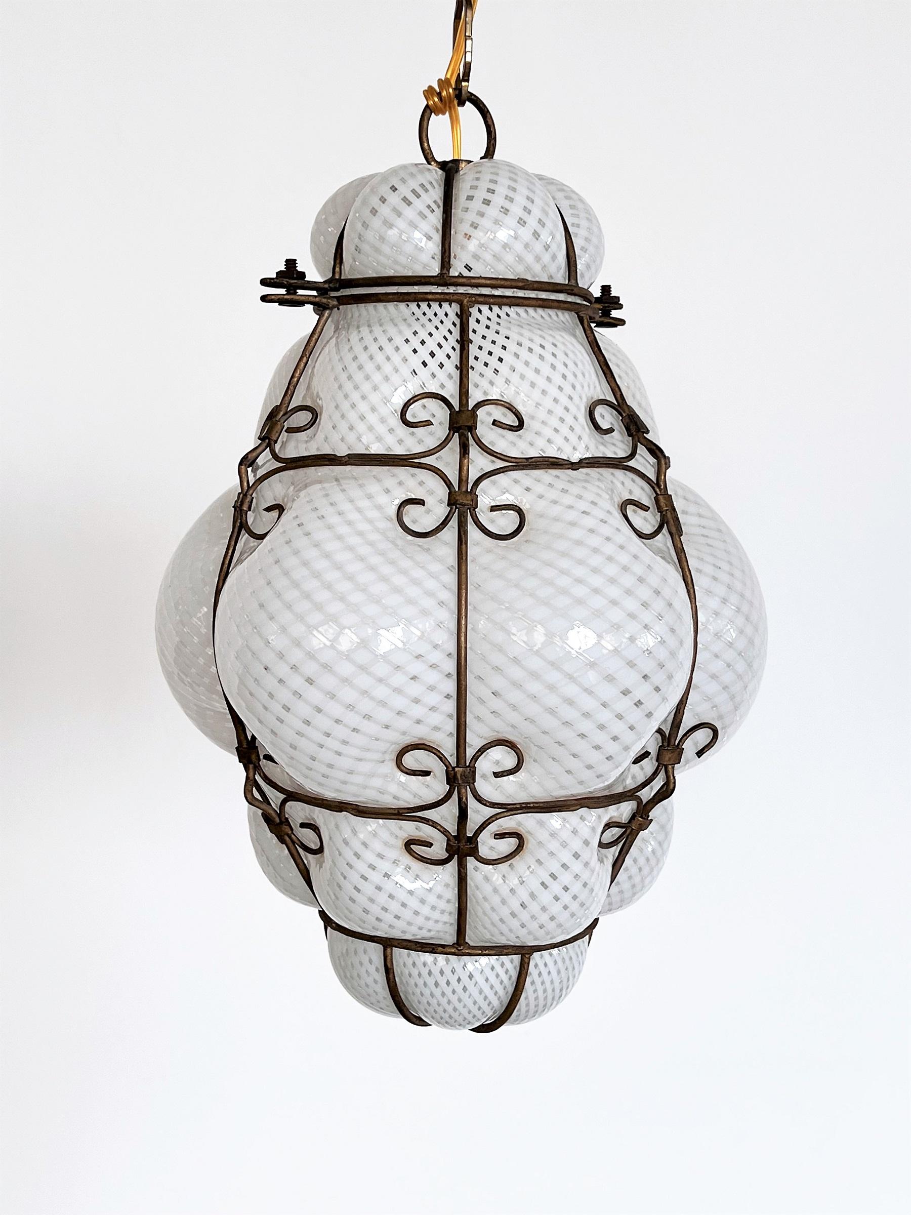 Italian Mid-Century Pair of Venetian Glass Reticello Lantern by Venini, 1950s In Good Condition In Morazzone, Varese