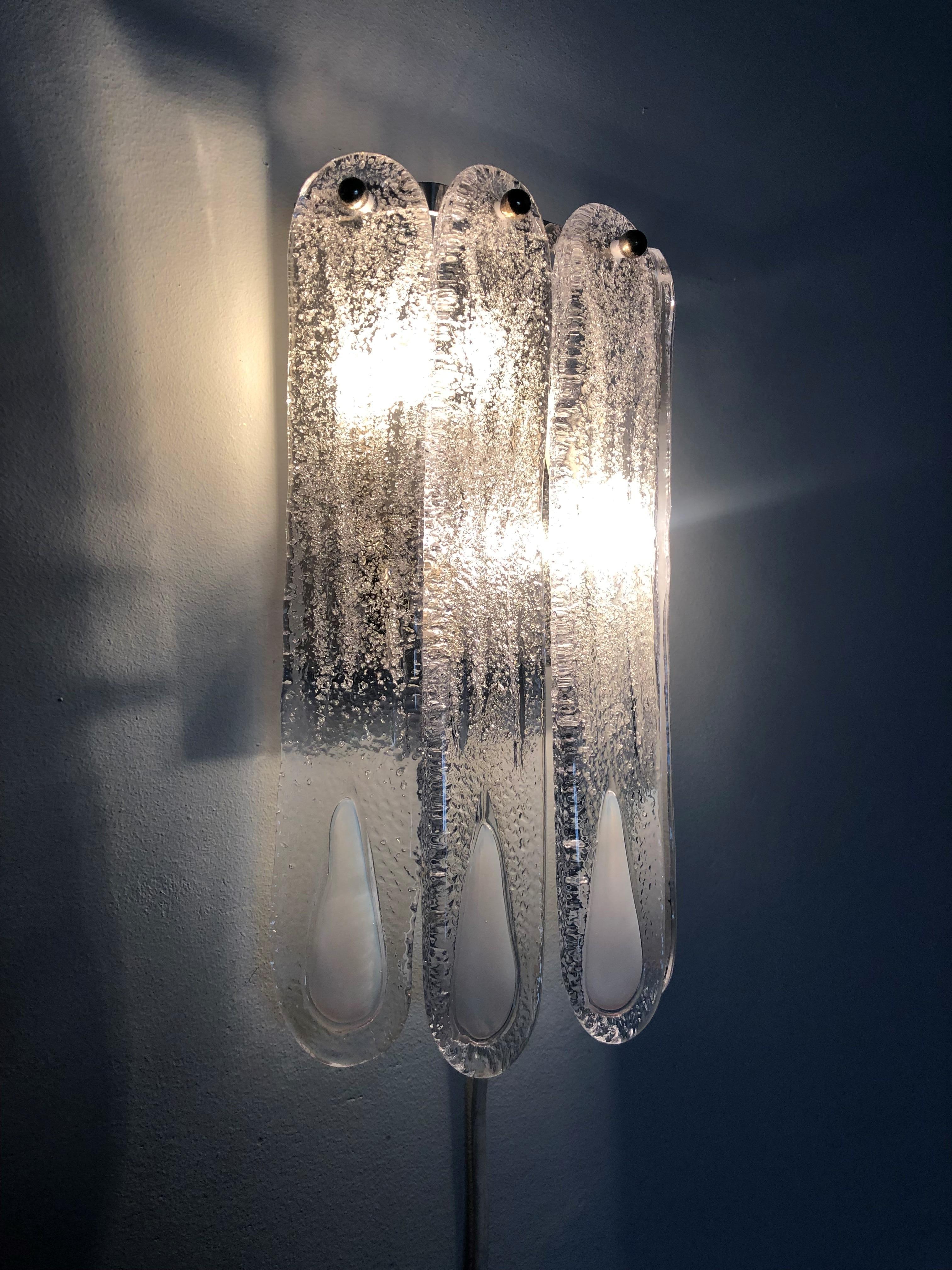 Mid-Century moderno Coppia di lampade da parete in vetro di Murano bianco di Mazzega Murano, anni '70 in vendita