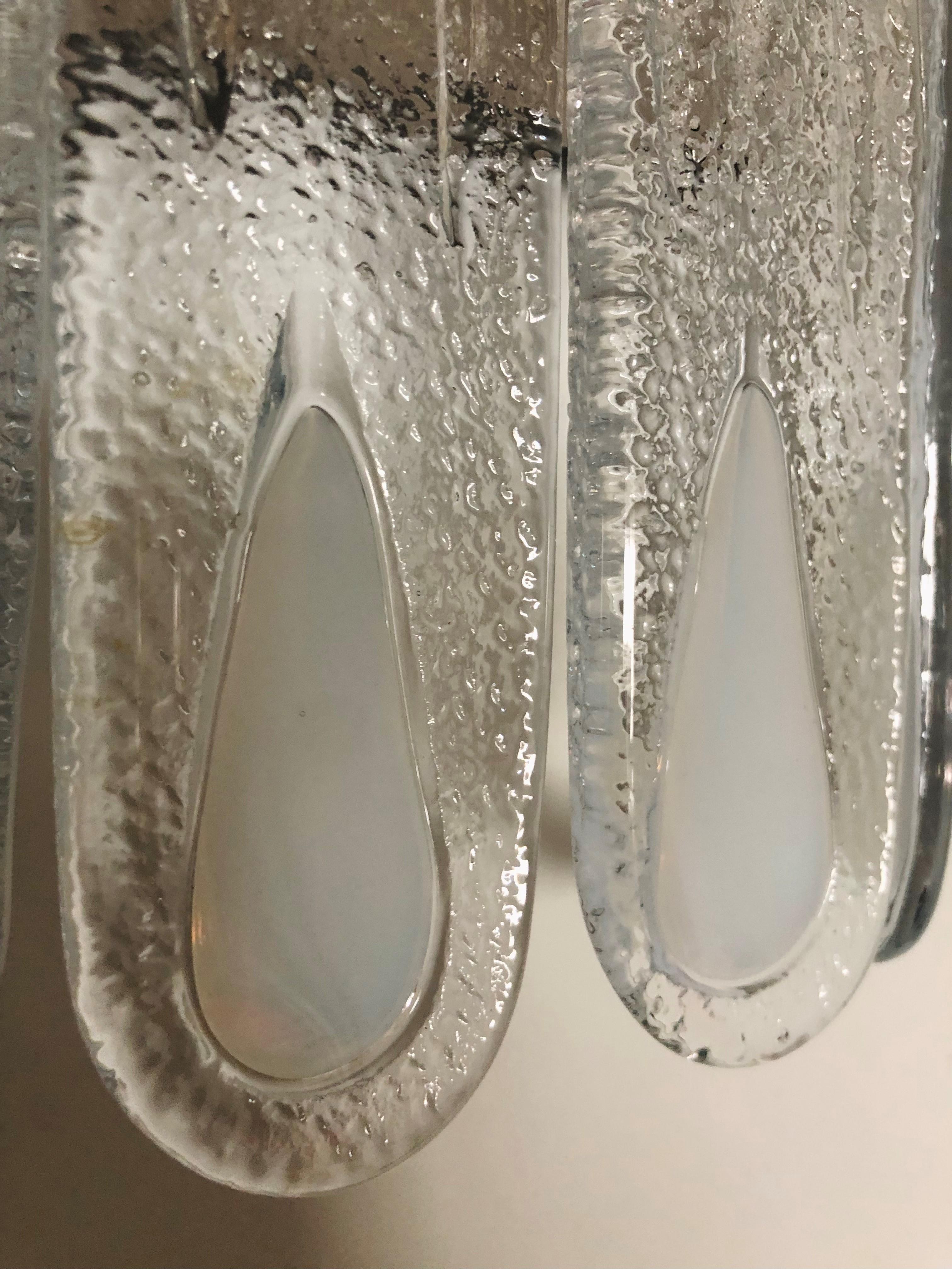 Italiano Coppia di lampade da parete in vetro di Murano bianco di Mazzega Murano, anni '70 in vendita