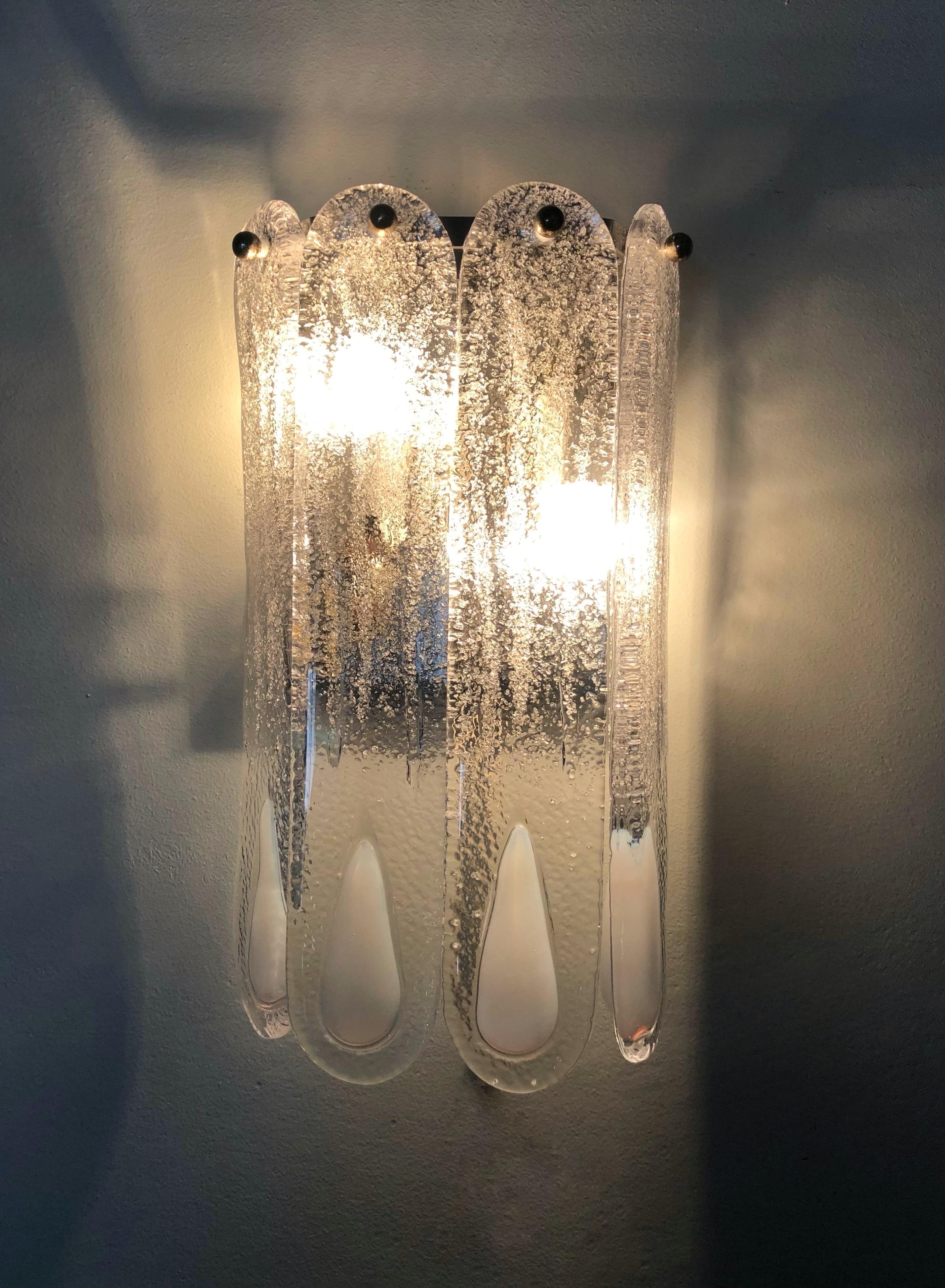 Metallo Coppia di lampade da parete in vetro di Murano bianco di Mazzega Murano, anni '70 in vendita