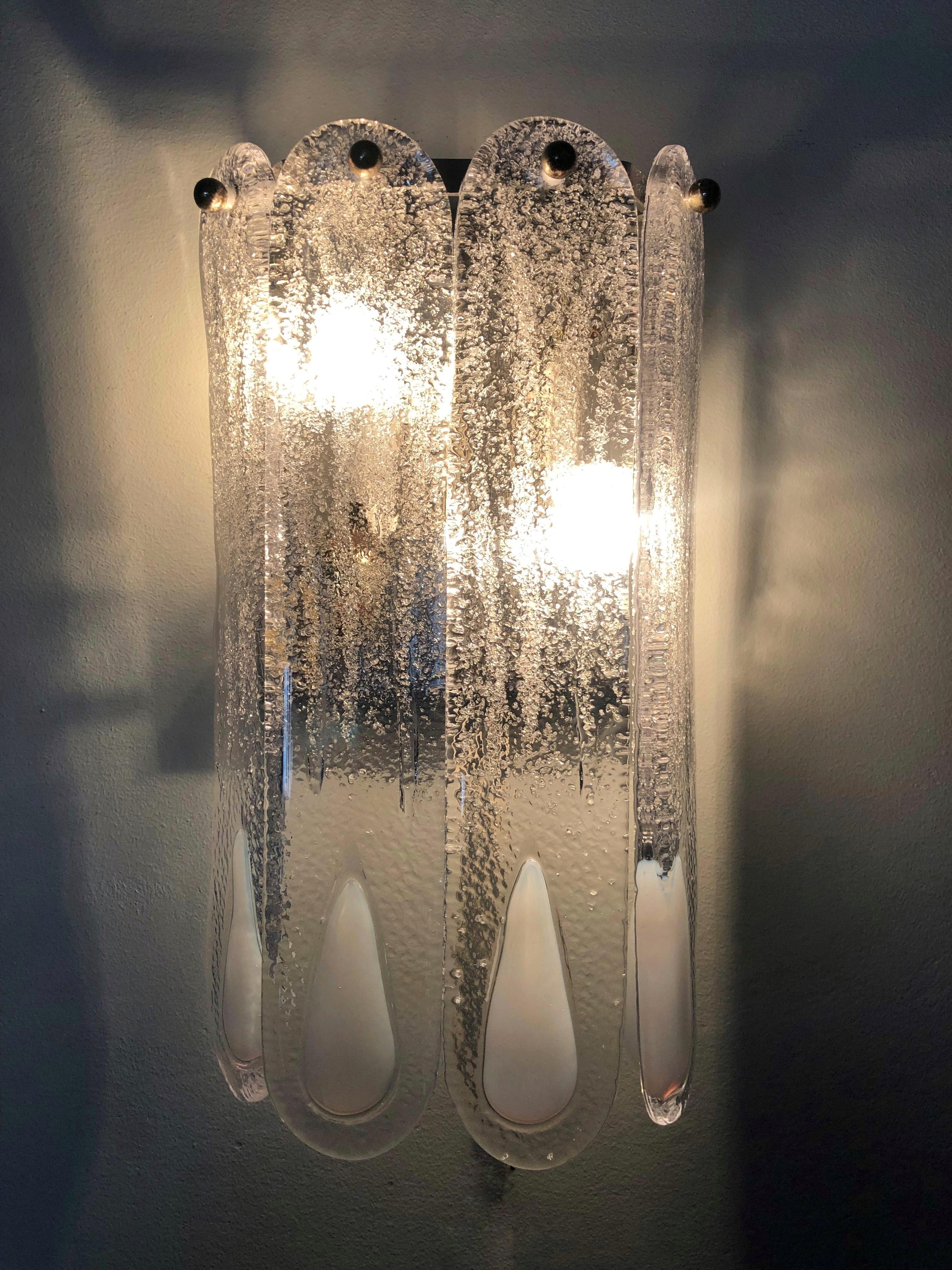 Italian Mid-Century Pair of White Murano Wall Sconces by Mazzega, 1970s In Good Condition For Sale In Badajoz, Badajoz
