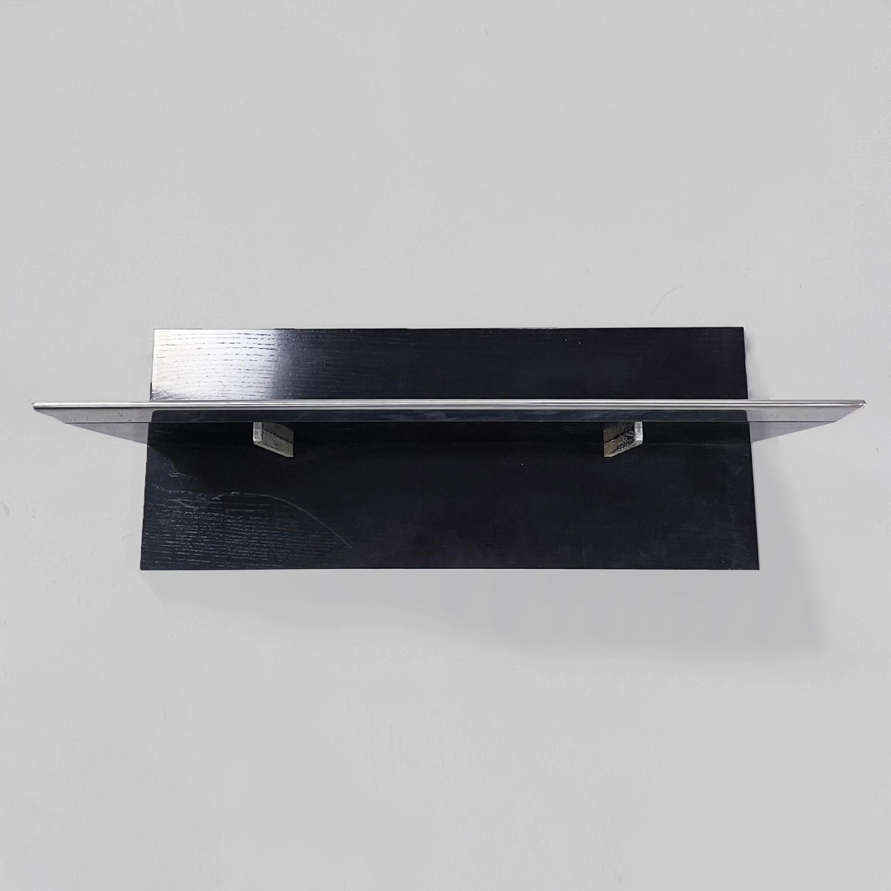 Italian mid-century pair of wooden shelves, 1980s.
Pair of black painted wooden shelves with steel finishes in different sizes.

1980s.

Good conditions, the supports show signs of oxidation.

Measurements 75 x 31 x 28,5H cm.