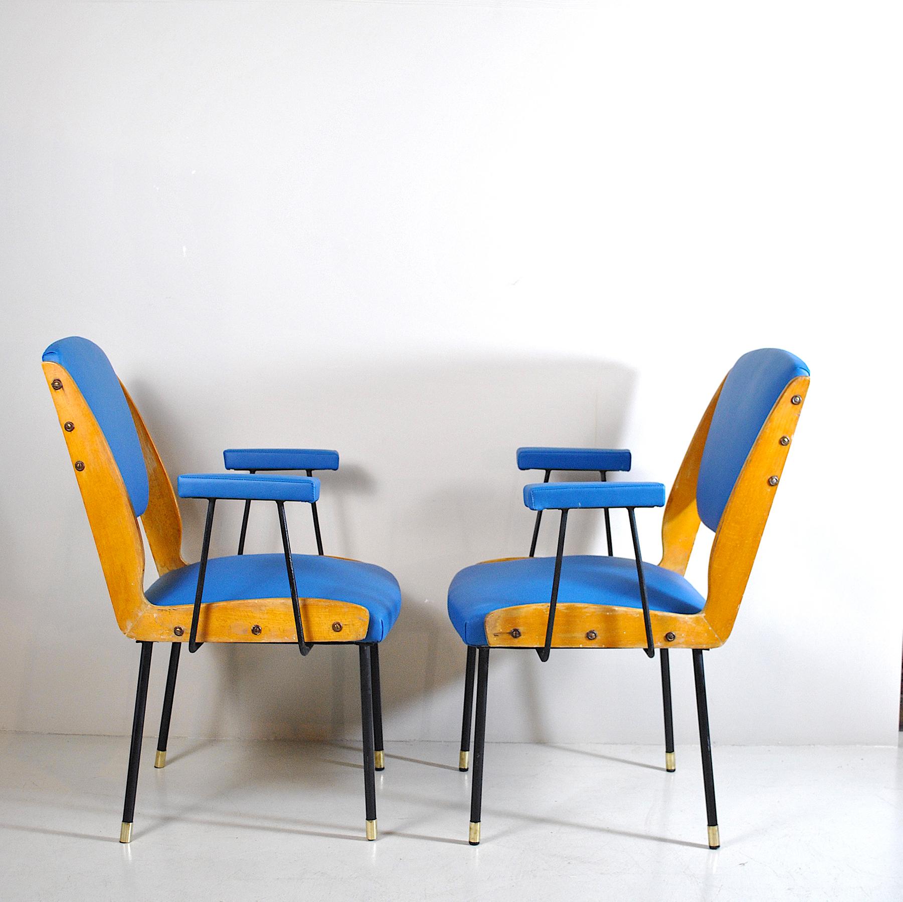 Italian Midcentury Pari of Chairs For Sale 1