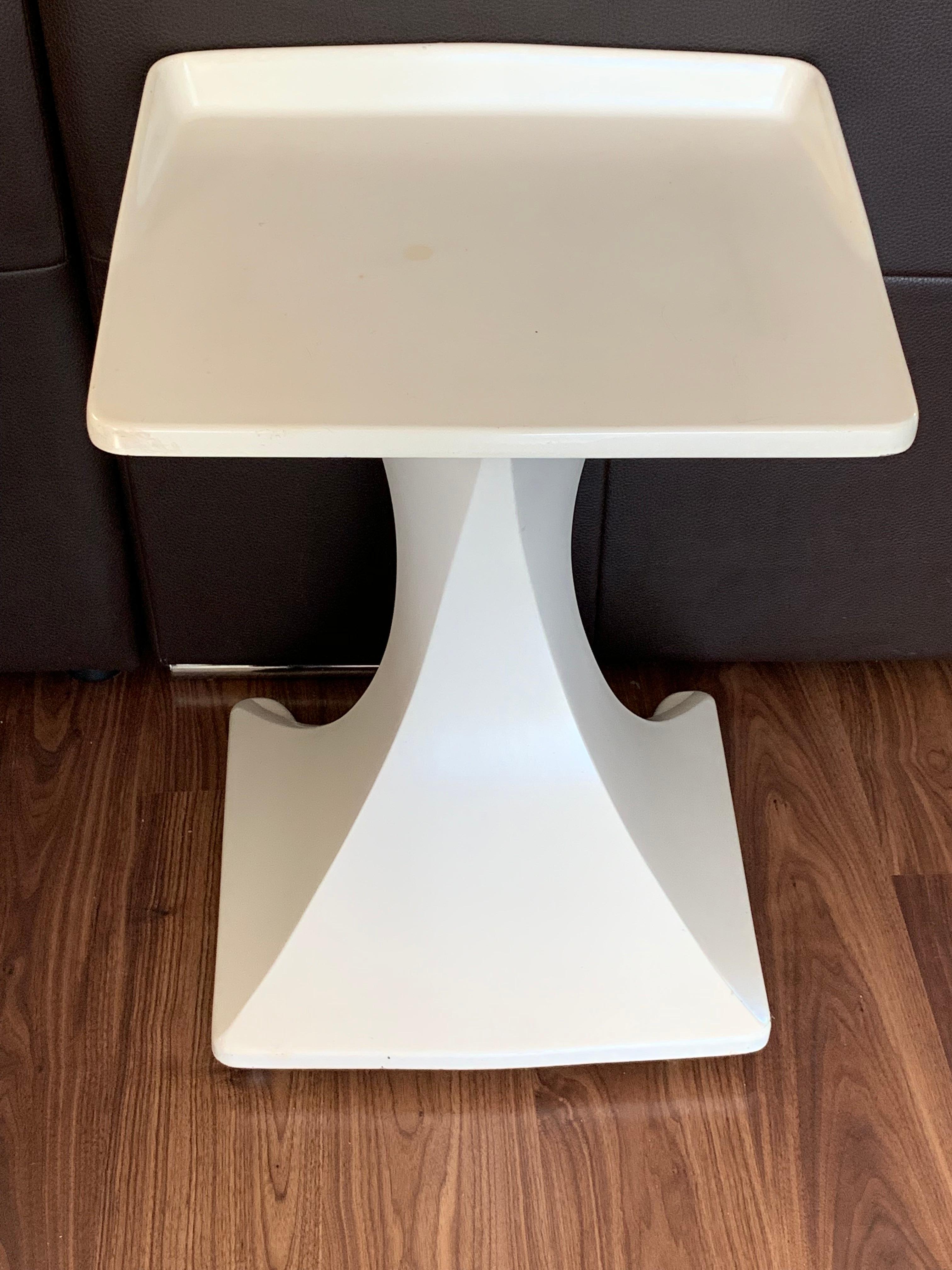 Italian midcentury pedestal side table in antique white with wheels
Coffee table or TV stand with wheels manufactured in Italy in the 1970s. It features a white lacquered fiberglass structure with metal and plastic wheels.