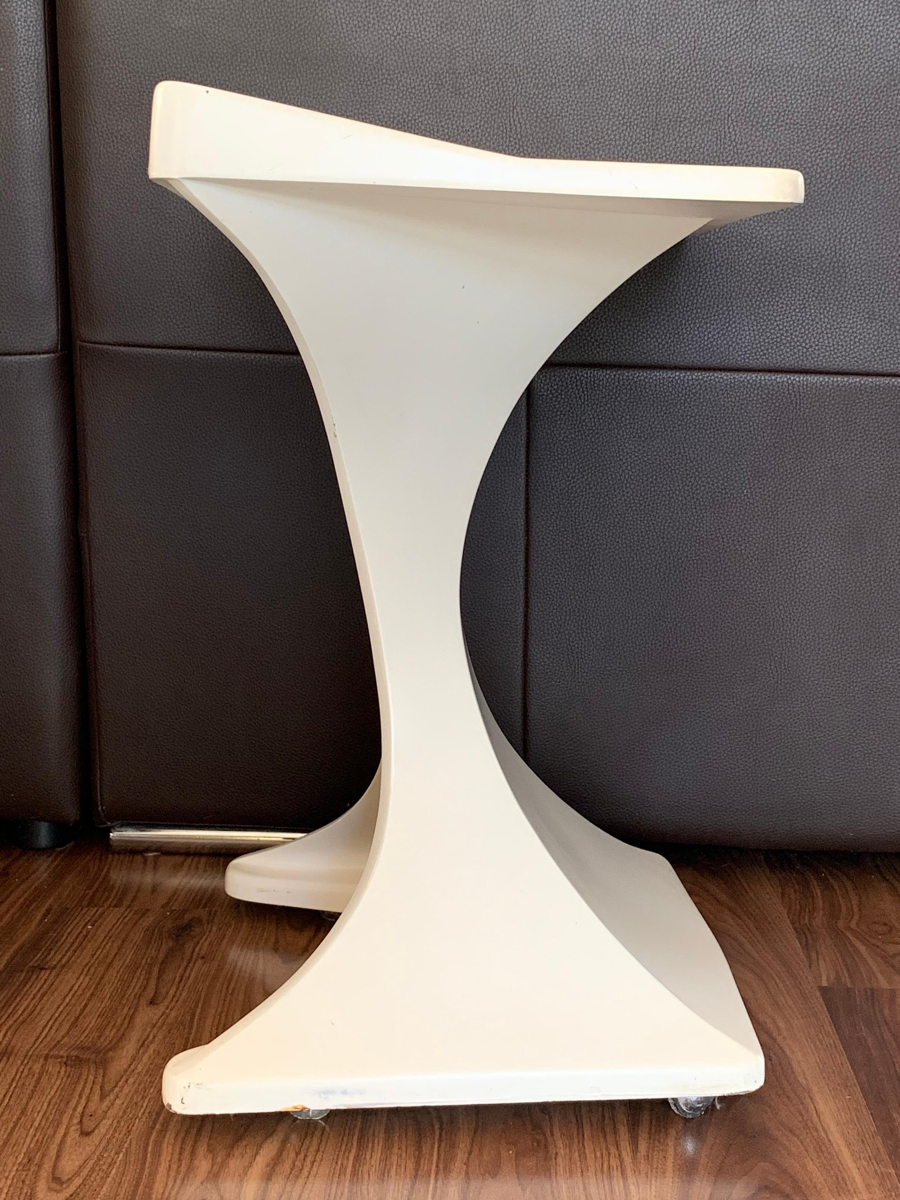 Italian Midcentury Pedestal Side Table in Antique White with Wheels In Good Condition For Sale In Miami, FL