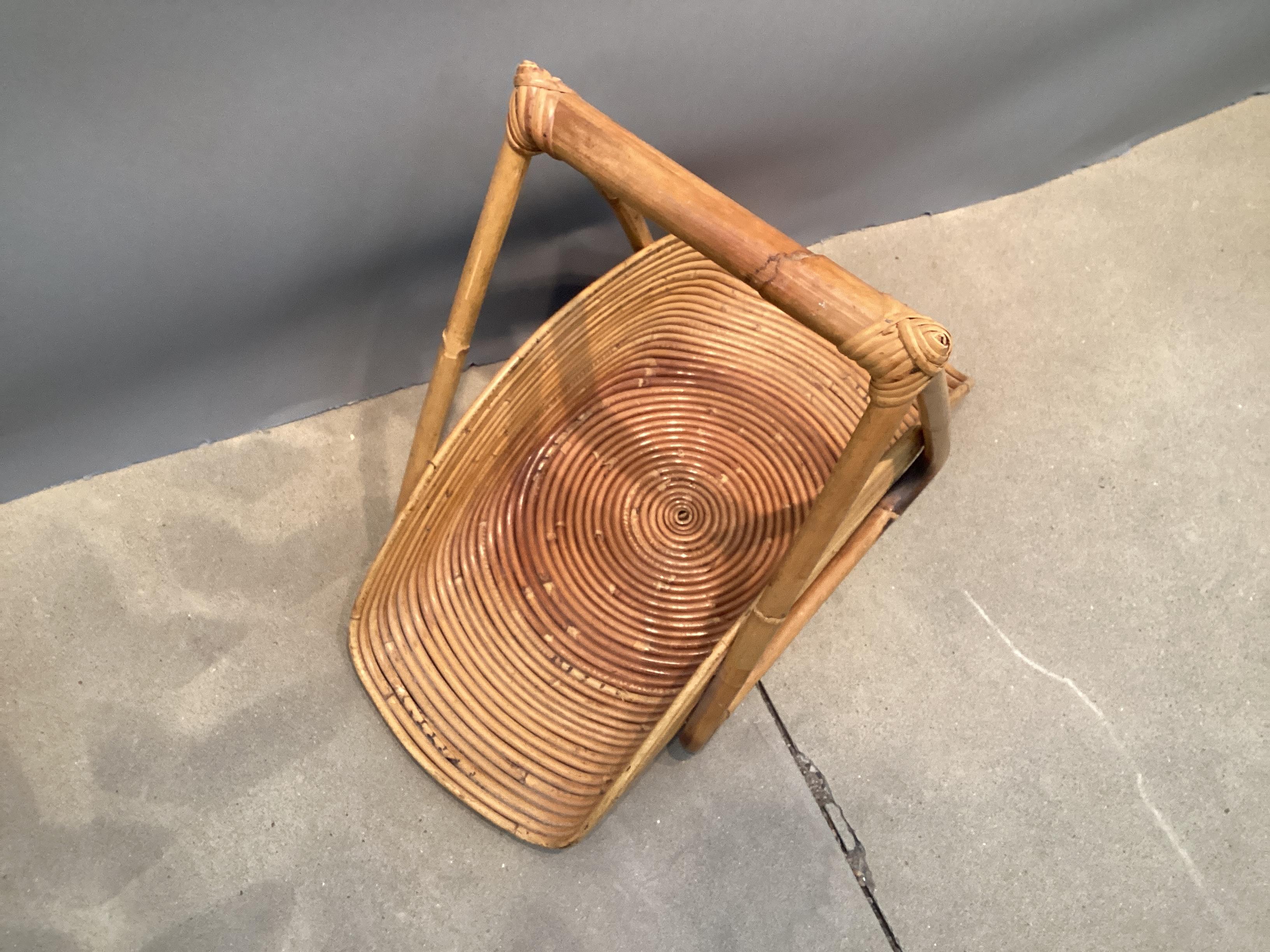 Un bellissimo e scultoreo  Portariviste di metà secolo in canna e rattan.