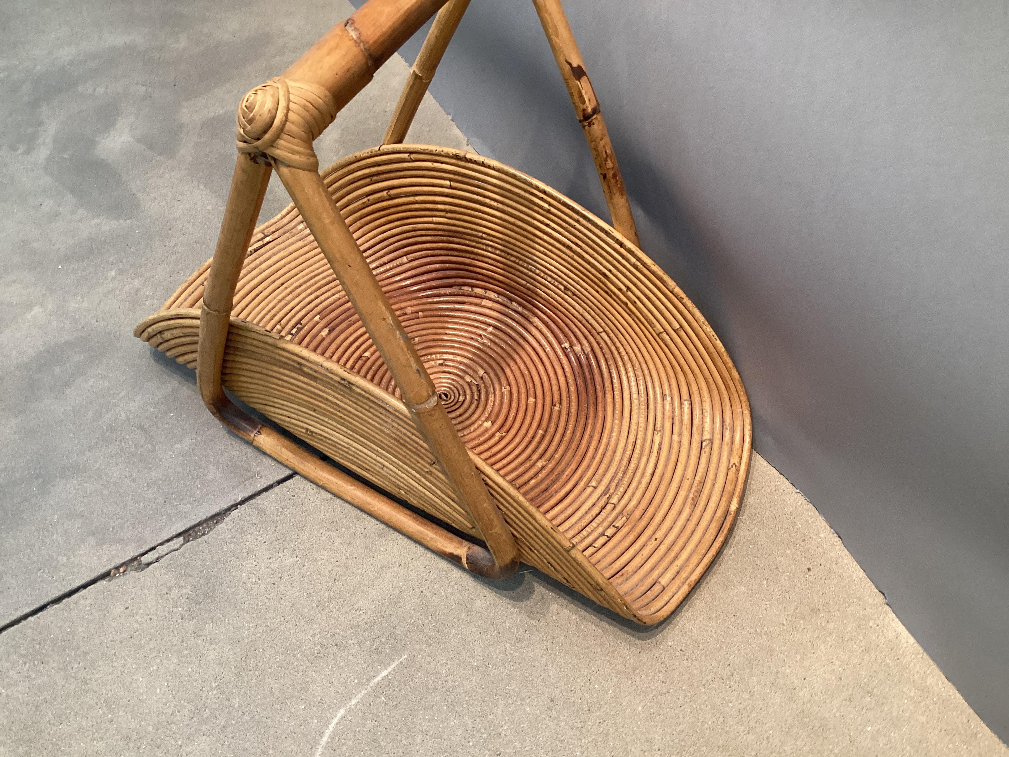 Mid-Century moderno Portariviste in rattan e canna a matita della metà del secolo scorso in vendita