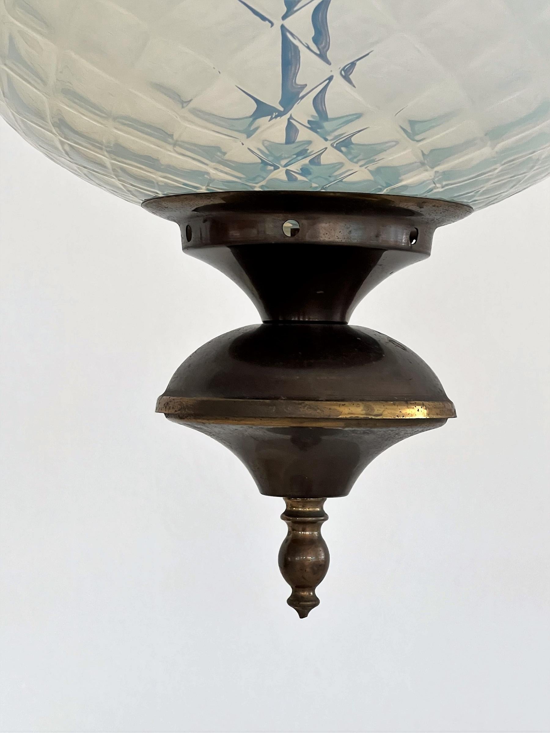 Lampe à suspension italienne du milieu du siècle dernier en laiton et verre de Murano texturé opalin, 1970 en vente 6