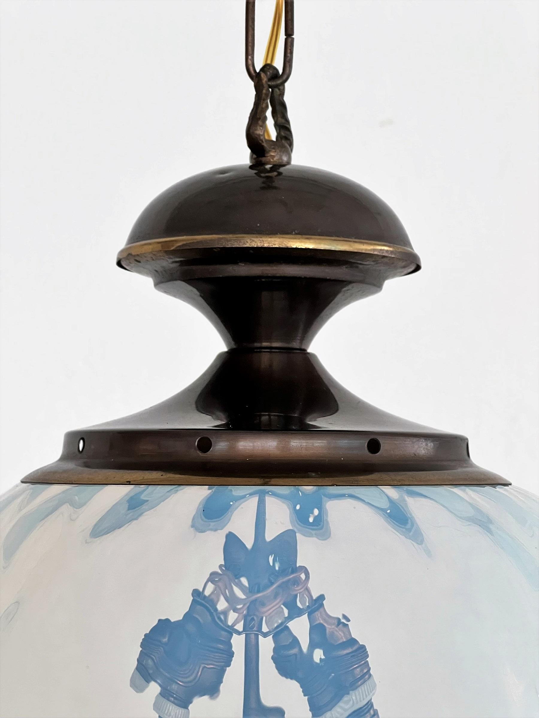 Lampe à suspension italienne du milieu du siècle dernier en laiton et verre de Murano texturé opalin, 1970 en vente 7