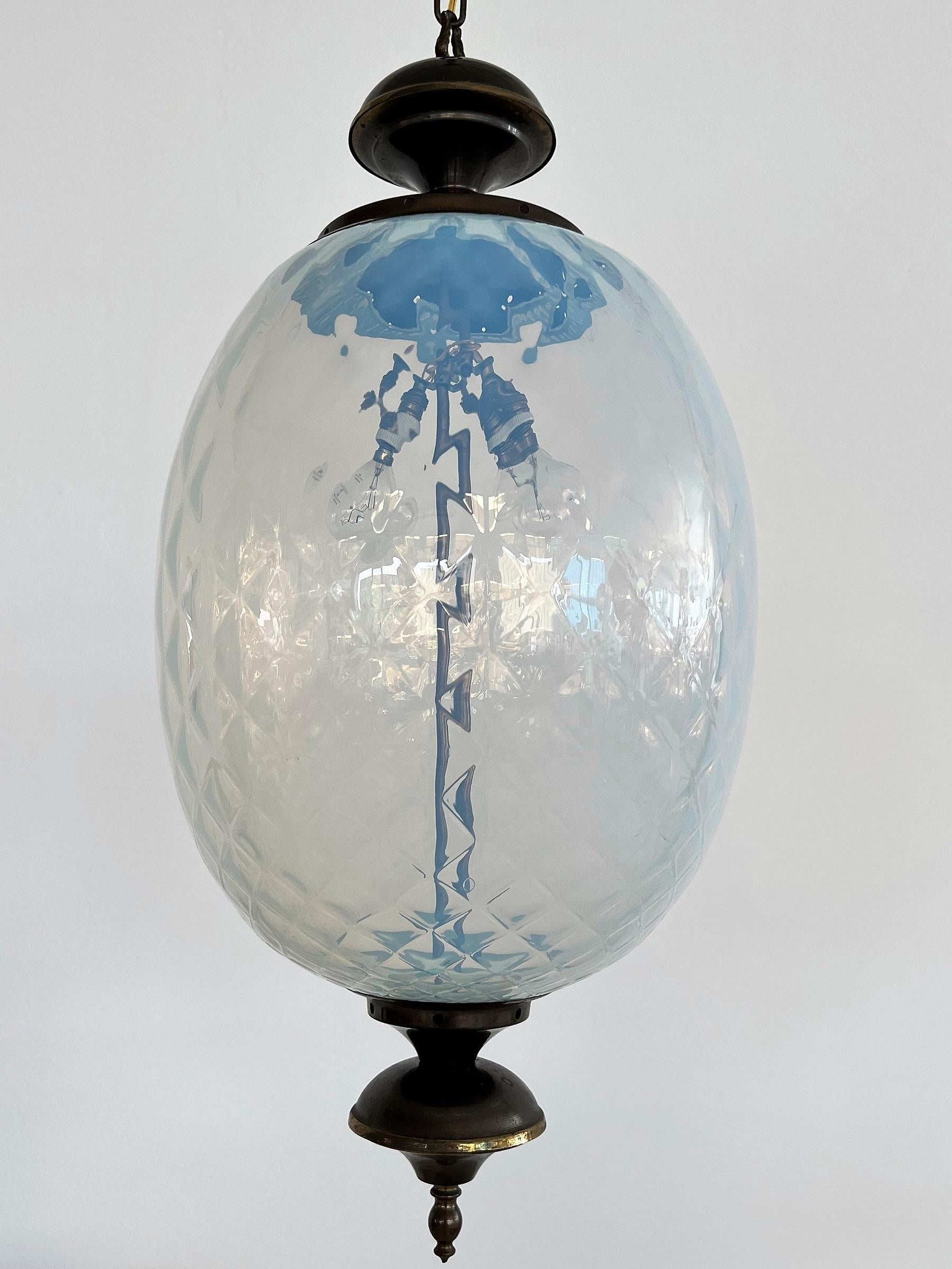 Lampe à suspension italienne du milieu du siècle dernier en laiton et verre de Murano texturé opalin, 1970 en vente 8