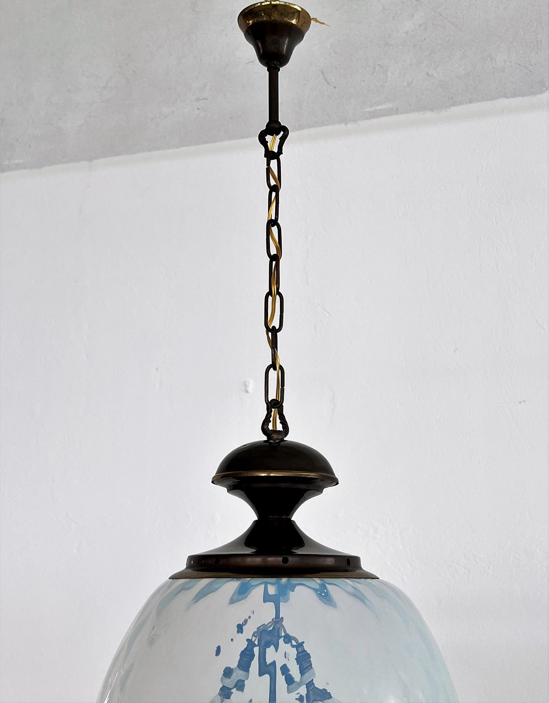 Lampe à suspension italienne du milieu du siècle dernier en laiton et verre de Murano texturé opalin, 1970 en vente 9