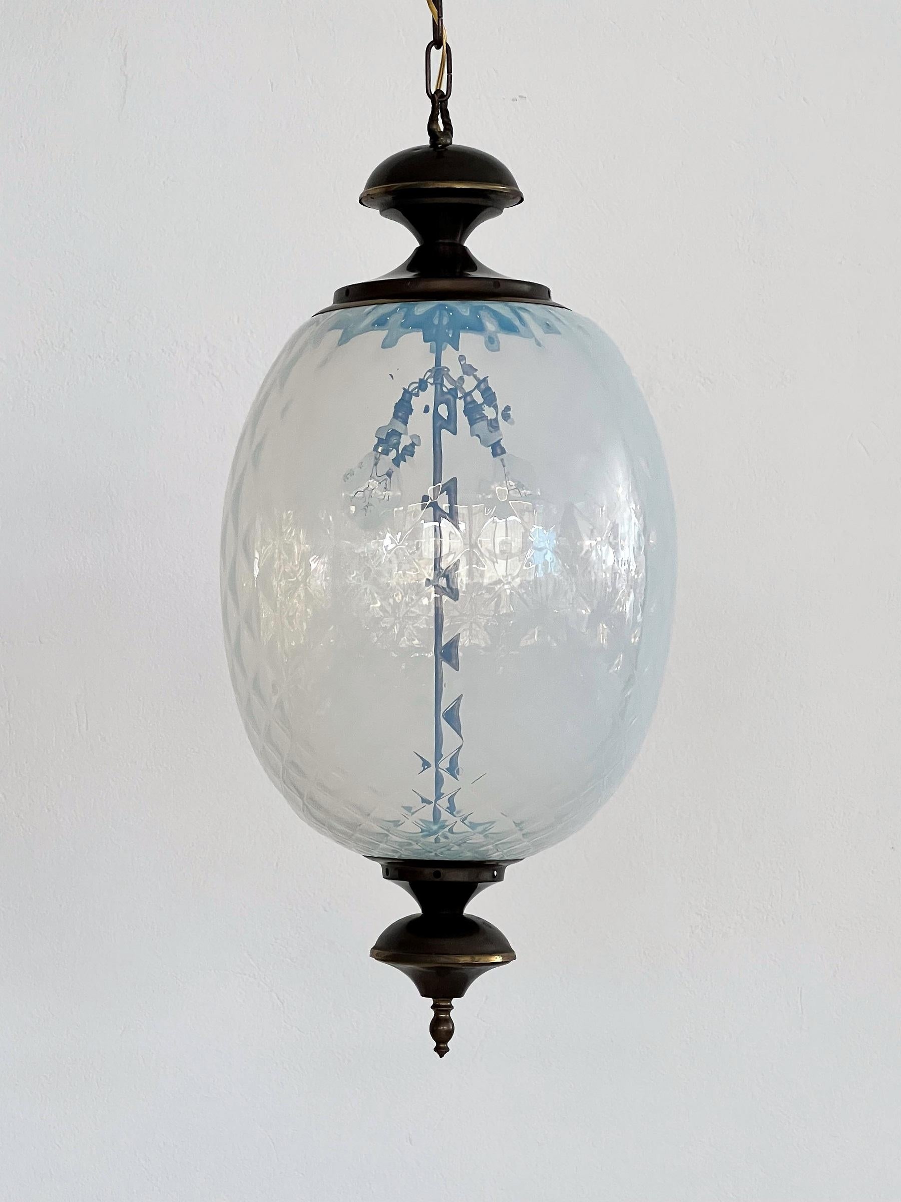 Fait main Lampe à suspension italienne du milieu du siècle dernier en laiton et verre de Murano texturé opalin, 1970 en vente
