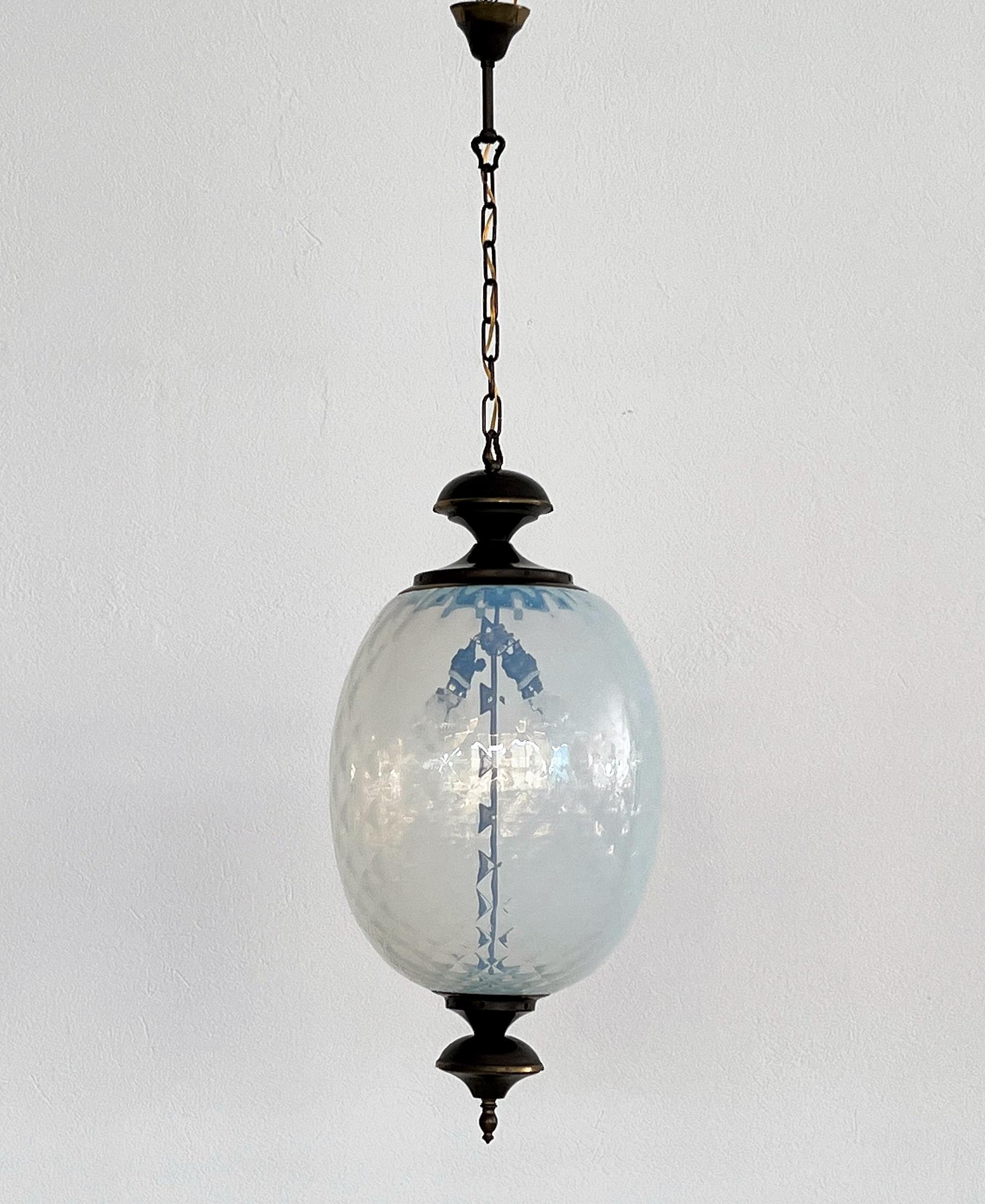 Lampe à suspension italienne du milieu du siècle dernier en laiton et verre de Murano texturé opalin, 1970 Bon état - En vente à Morazzone, Varese