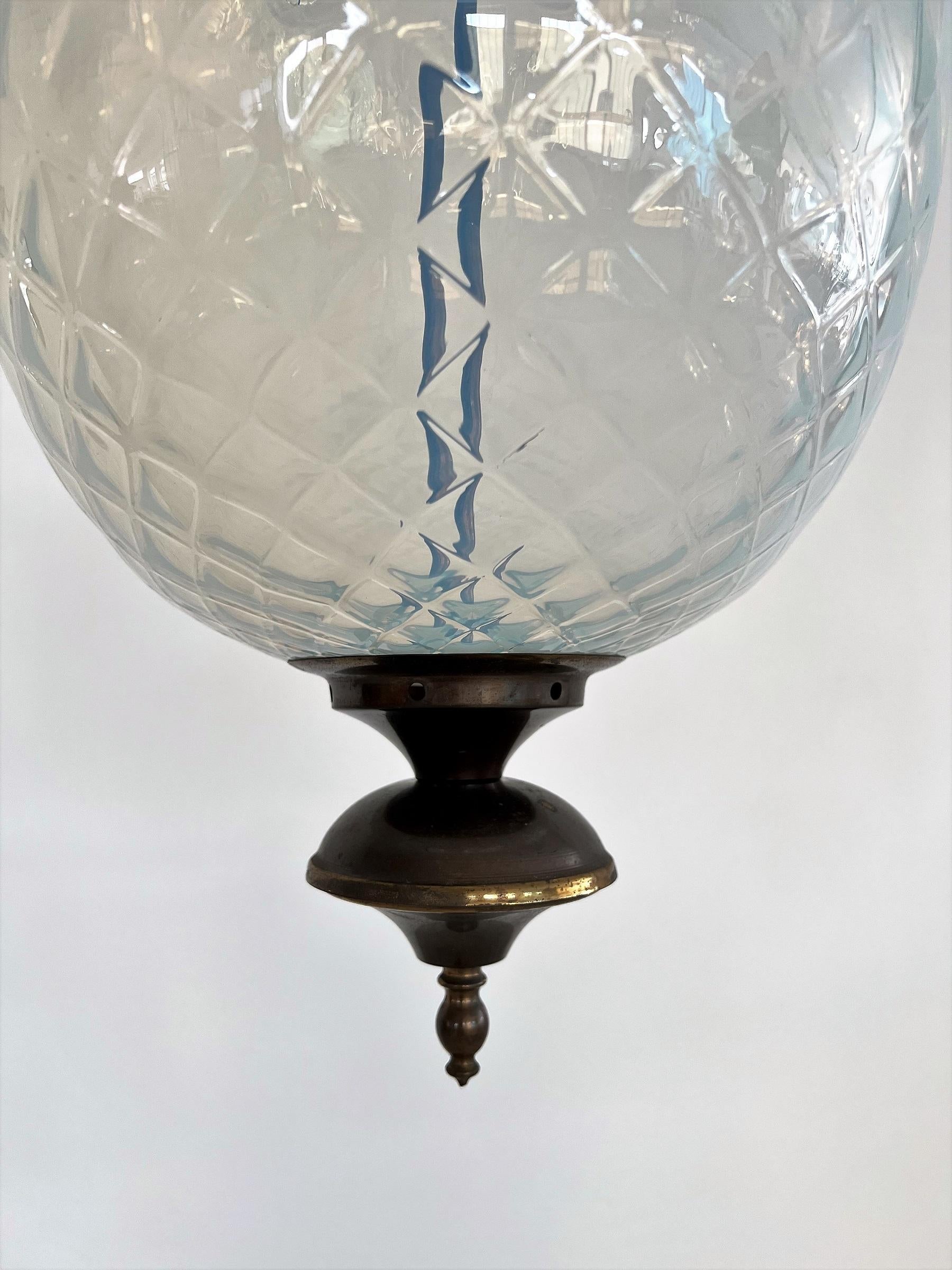 Fin du 20e siècle Lampe à suspension italienne du milieu du siècle dernier en laiton et verre de Murano texturé opalin, 1970 en vente