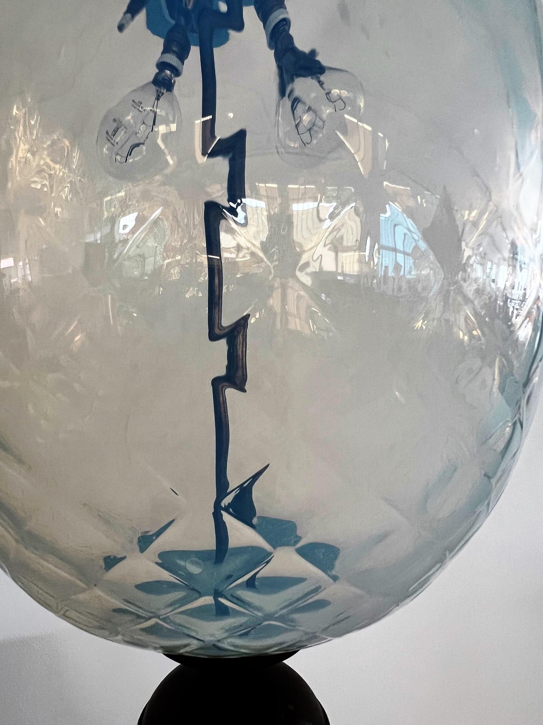 Verre de Murano Lampe à suspension italienne du milieu du siècle dernier en laiton et verre de Murano texturé opalin, 1970 en vente