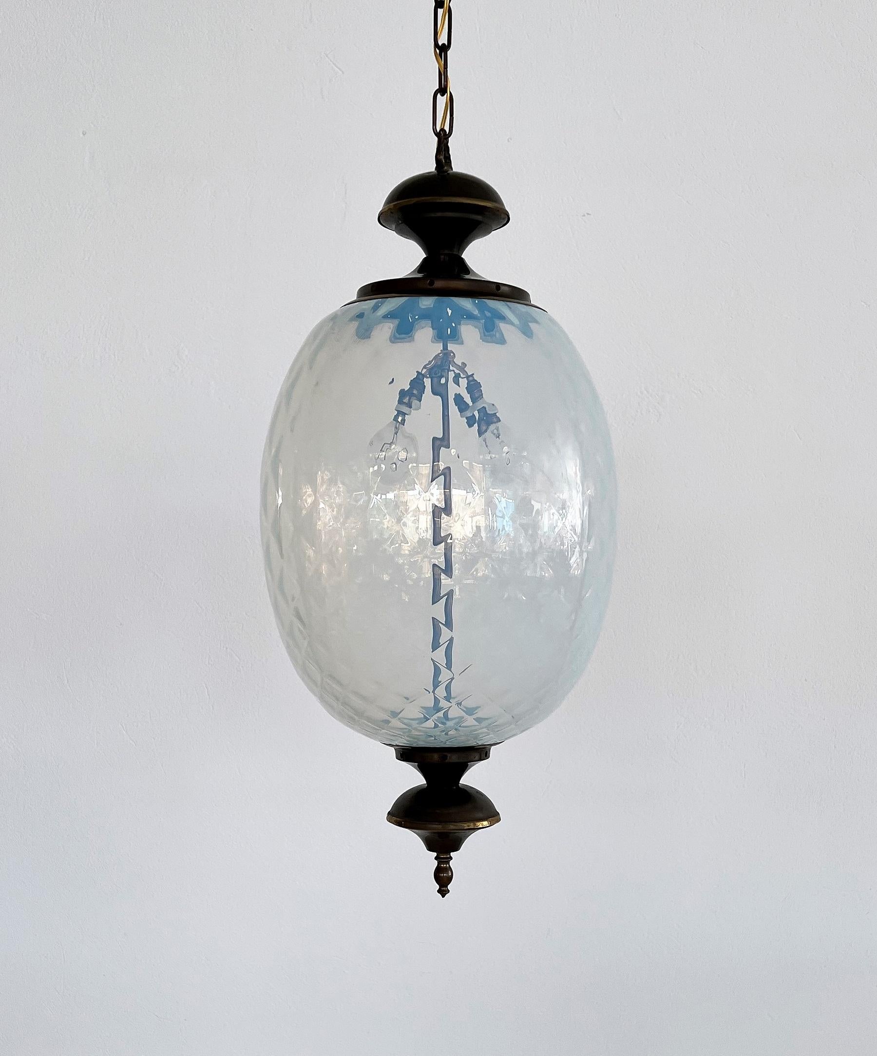 Lampe à suspension italienne du milieu du siècle dernier en laiton et verre de Murano texturé opalin, 1970 en vente 2